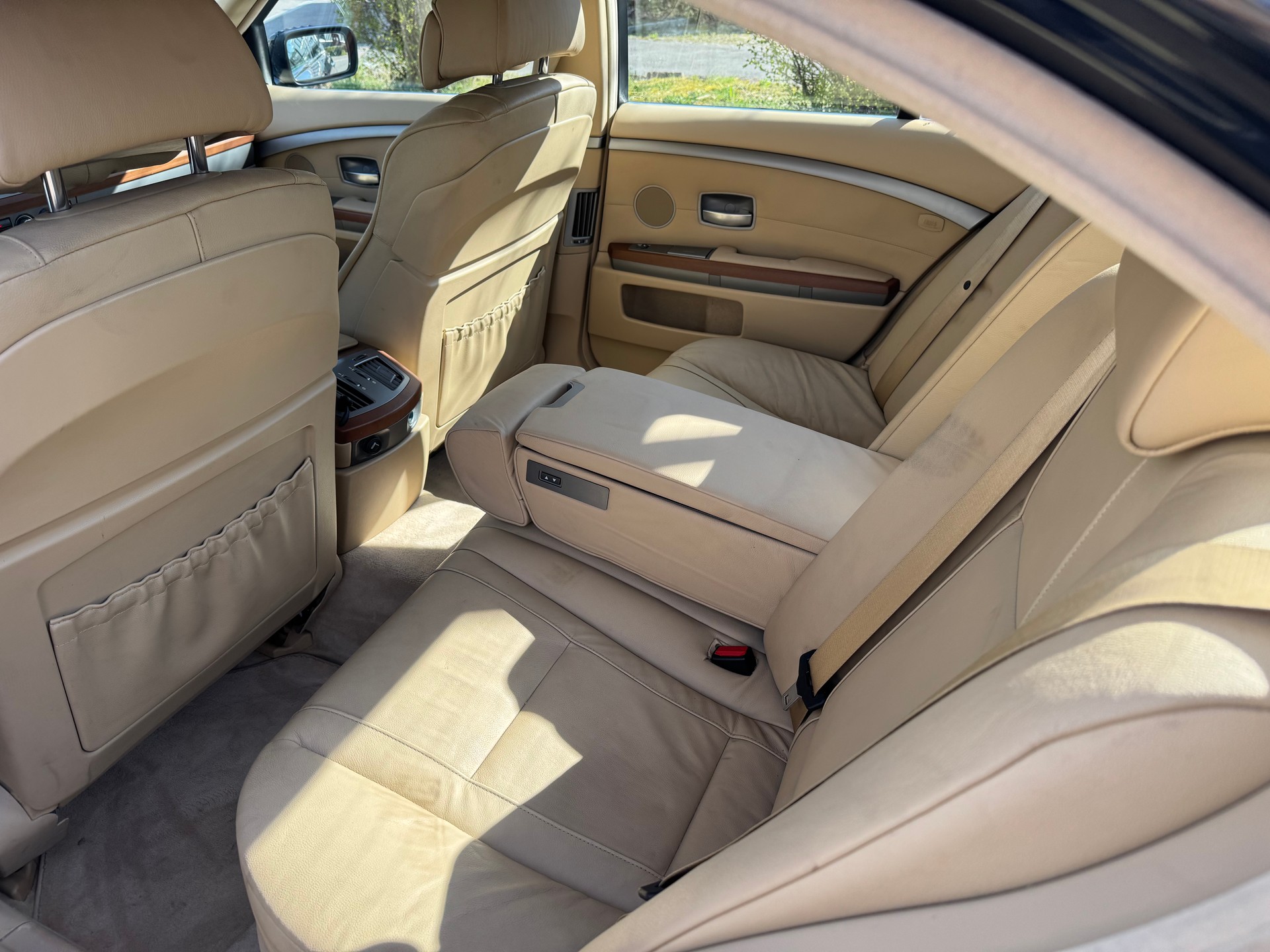 BMW 750i-image-11