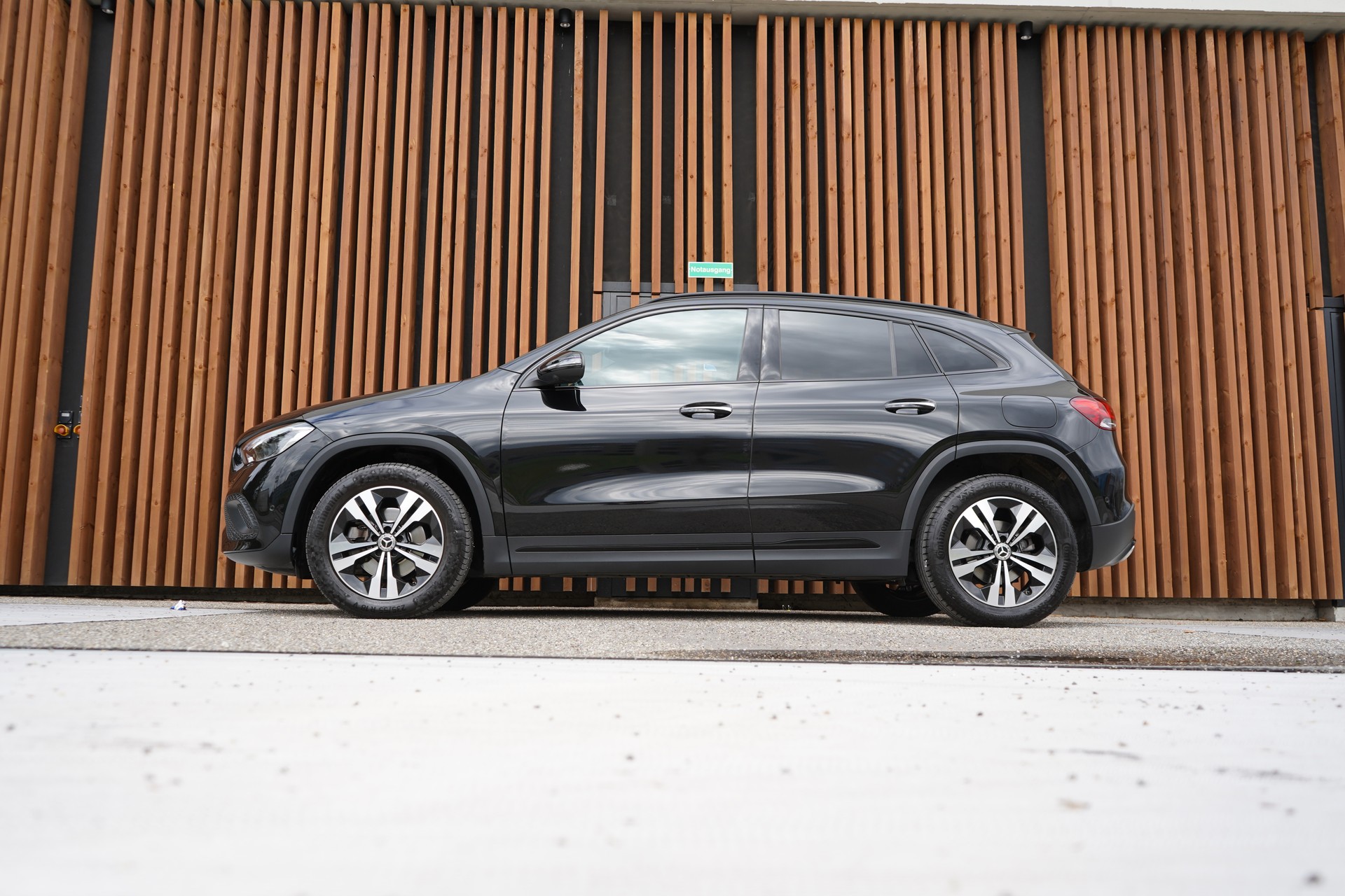MERCEDES-BENZ GLA 200d 4MATIC PROGRESSIVE NIGHT 8G-DCT l 150 PS-image-3