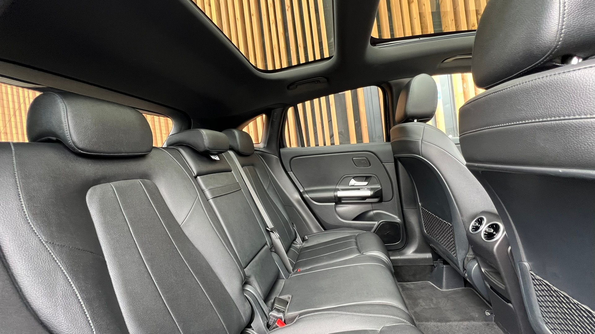 MERCEDES-BENZ GLA 200d 4MATIC PROGRESSIVE NIGHT 8G-DCT l 150 PS-image-28