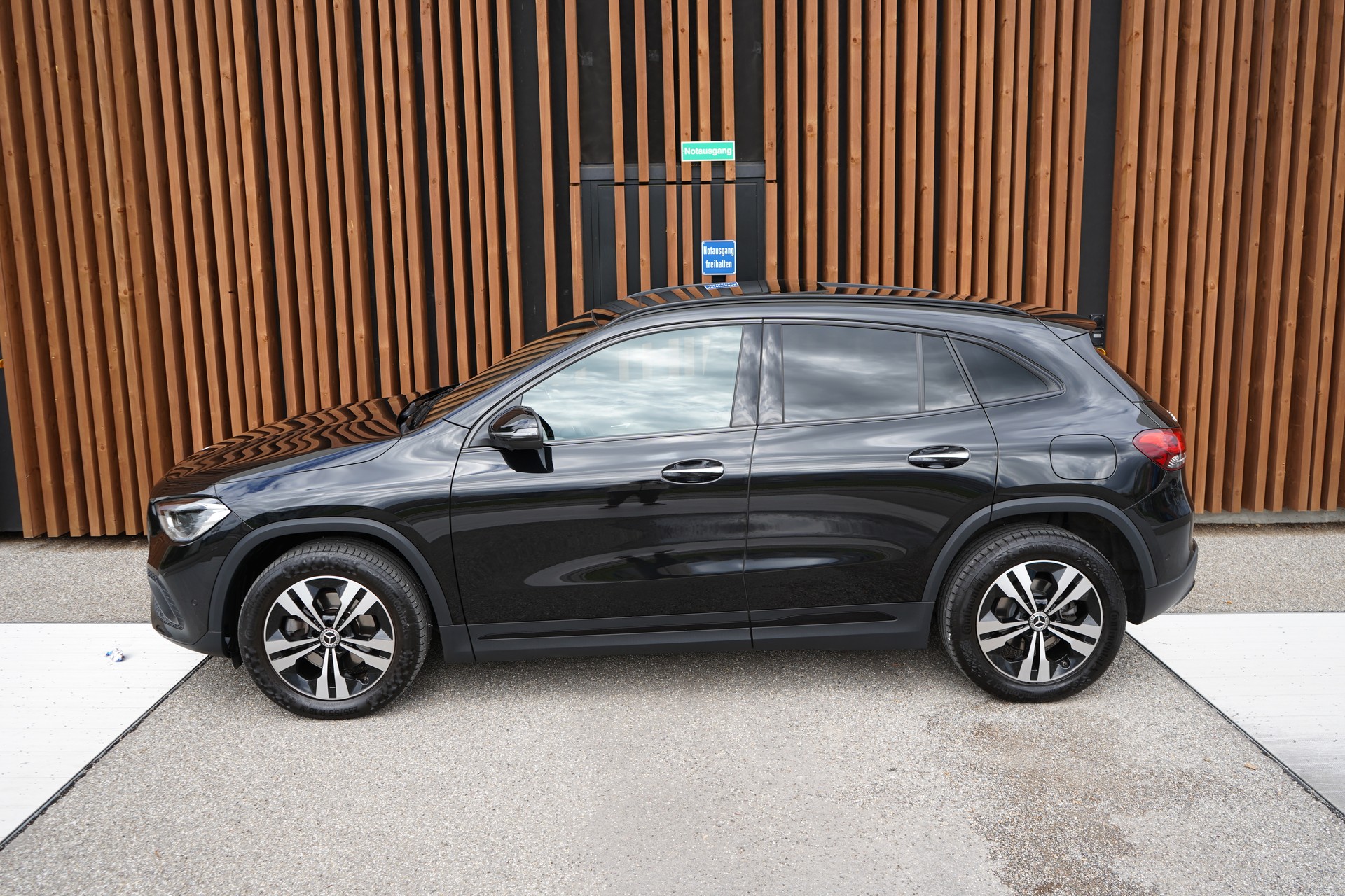 MERCEDES-BENZ GLA 200d 4MATIC PROGRESSIVE NIGHT 8G-DCT l 150 PS-image-5