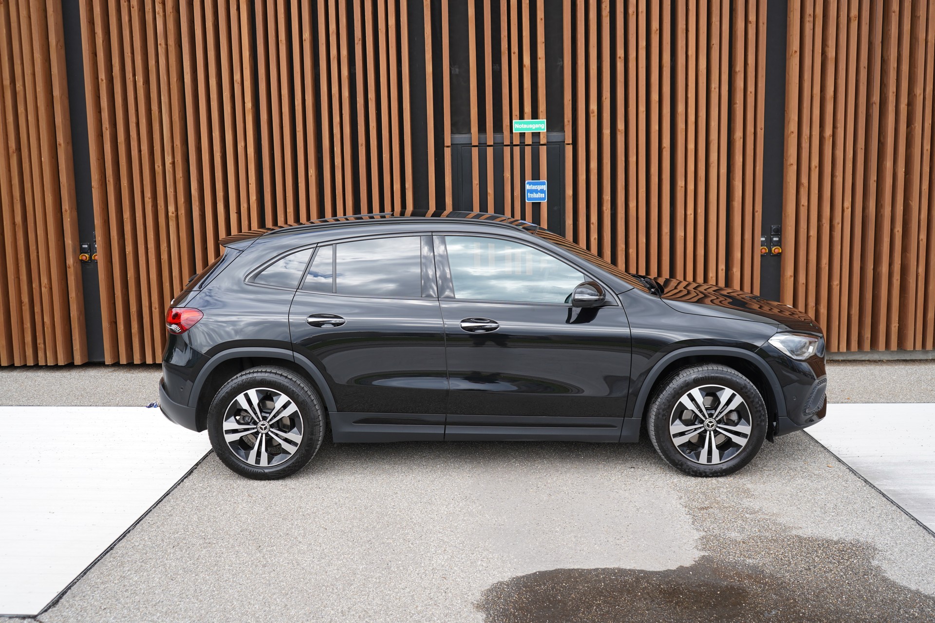 MERCEDES-BENZ GLA 200d 4MATIC PROGRESSIVE NIGHT 8G-DCT l 150 PS-image-4