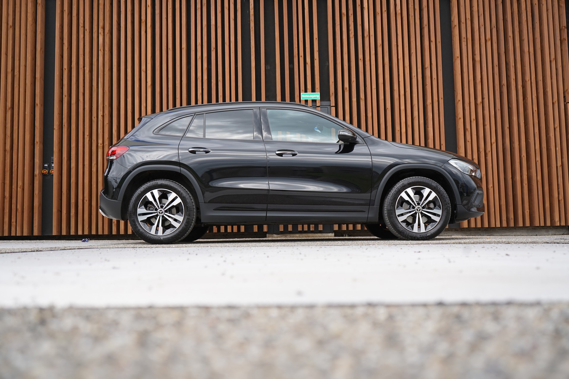 MERCEDES-BENZ GLA 200d 4MATIC PROGRESSIVE NIGHT 8G-DCT l 150 PS-image-2