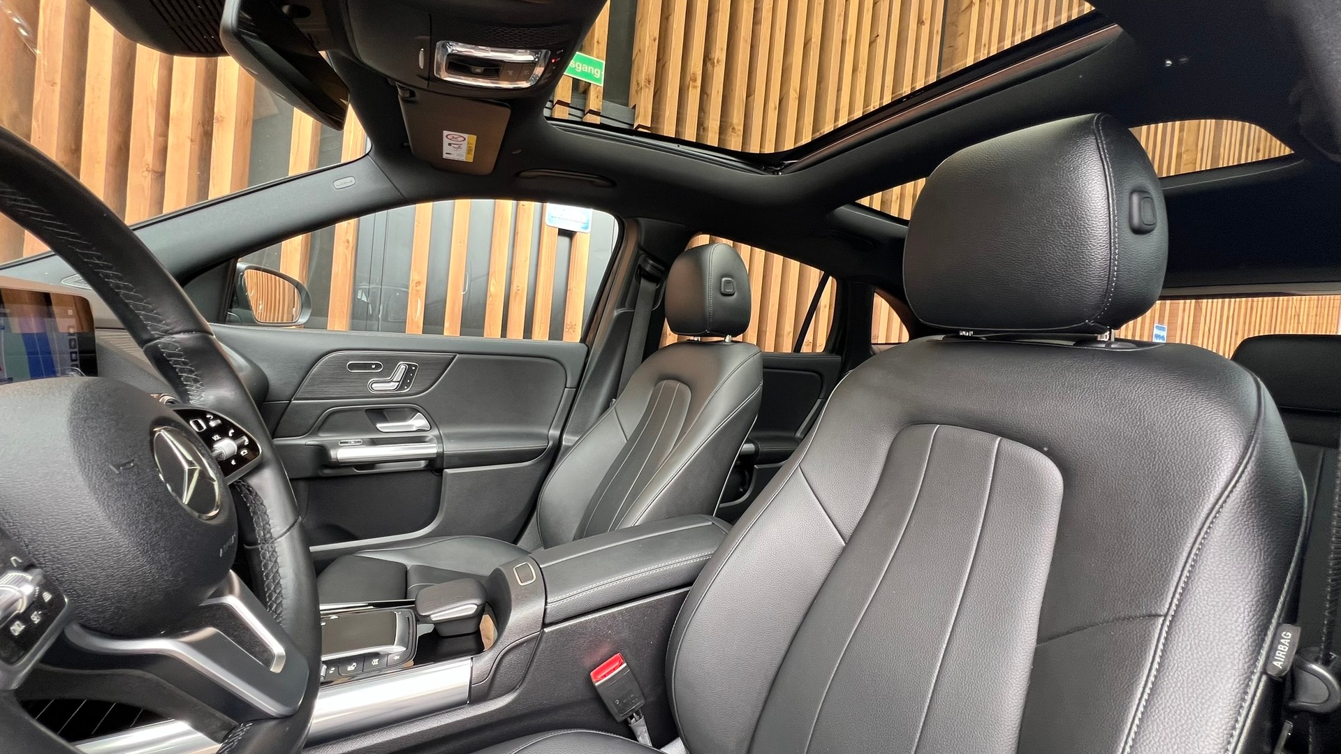 MERCEDES-BENZ GLA 200d 4MATIC PROGRESSIVE NIGHT 8G-DCT l 150 PS-image-25