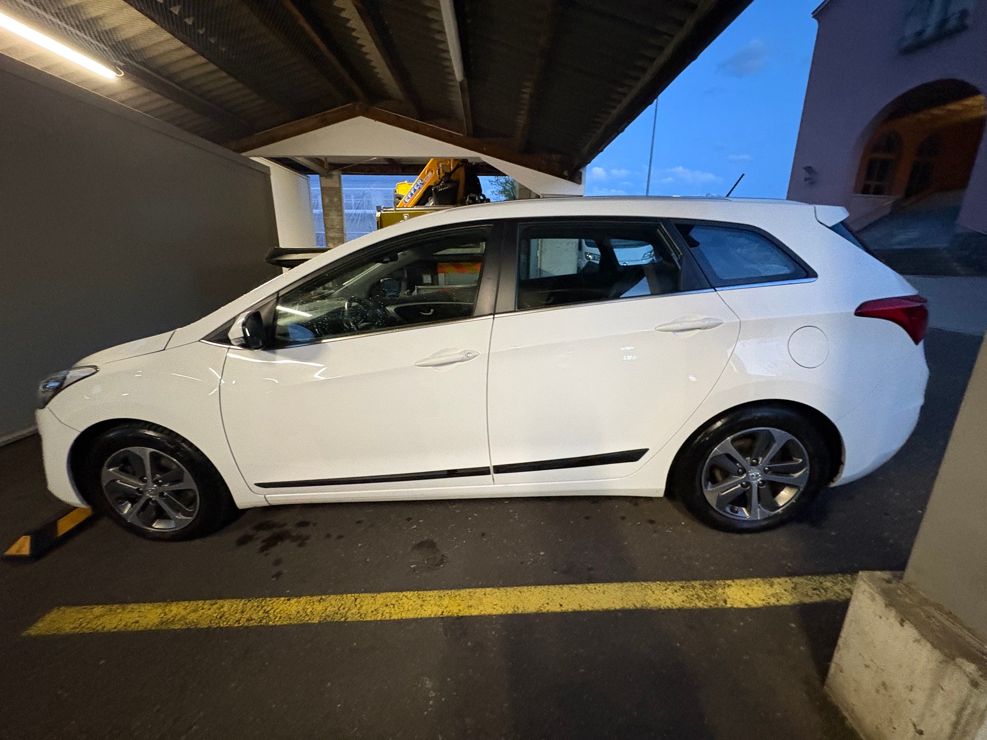 HYUNDAI i30 Wagon 1.6 CRDi Amplia Automatic DCT-image-5
