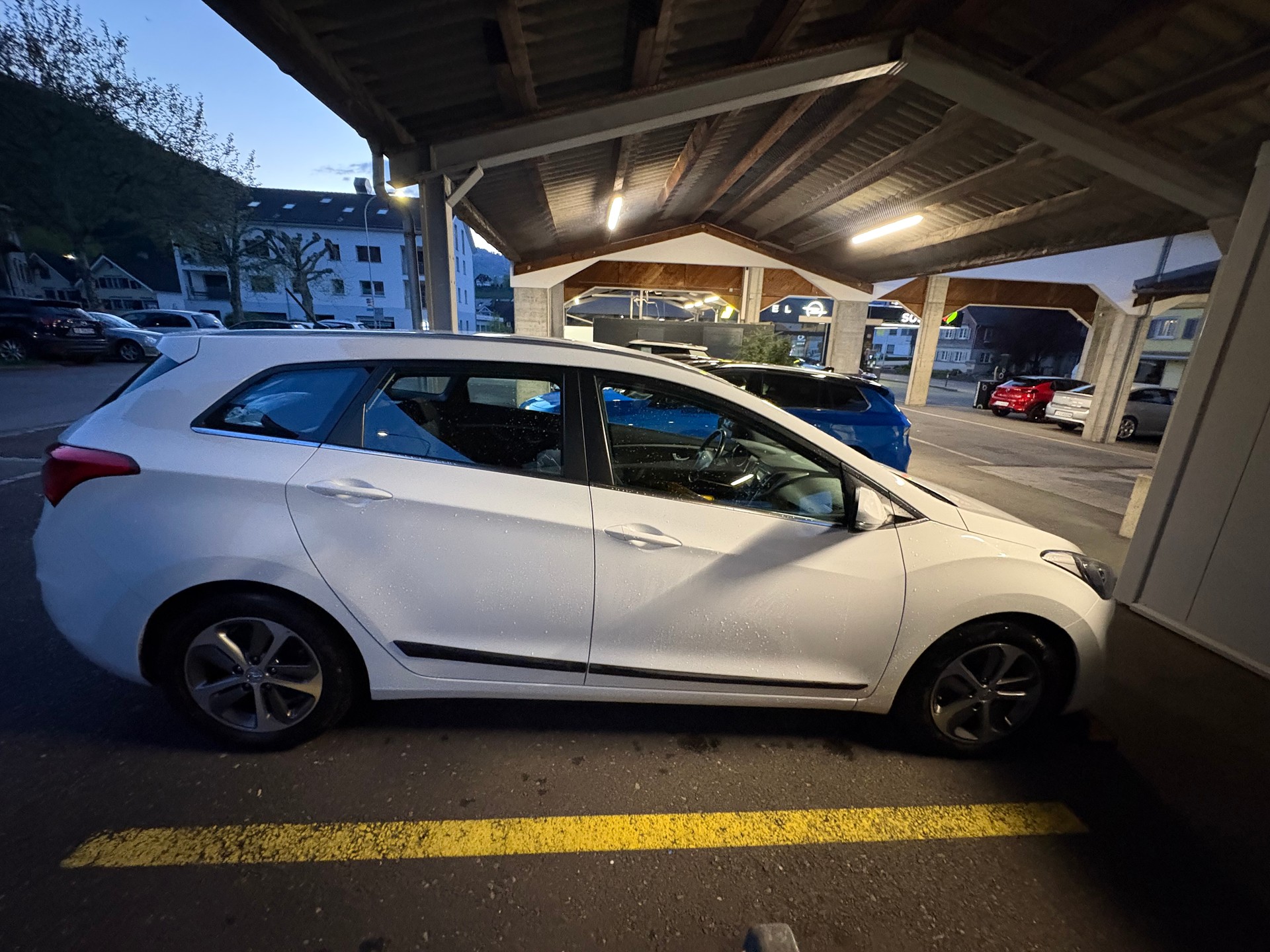 HYUNDAI i30 Wagon 1.6 CRDi Amplia Automatic DCT-image-4
