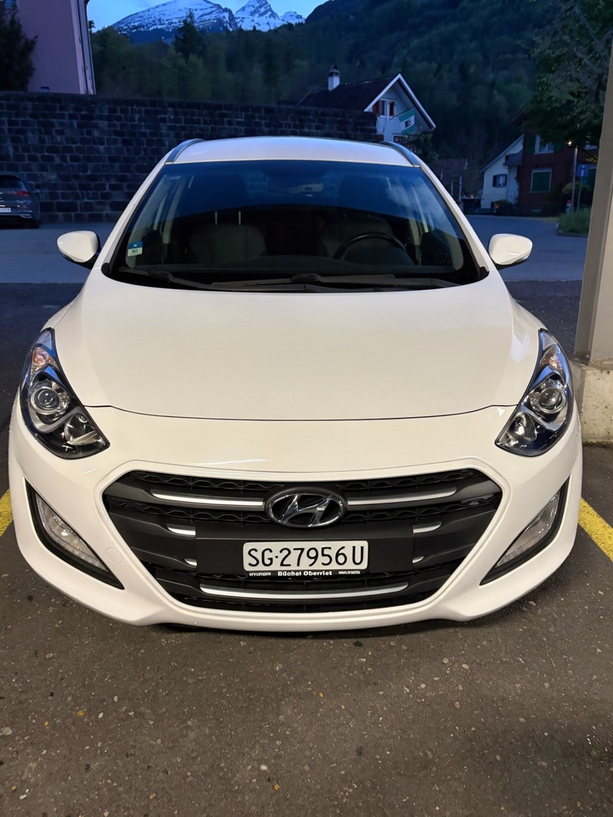 HYUNDAI i30 Wagon 1.6 CRDi Amplia Automatic DCT-image-3
