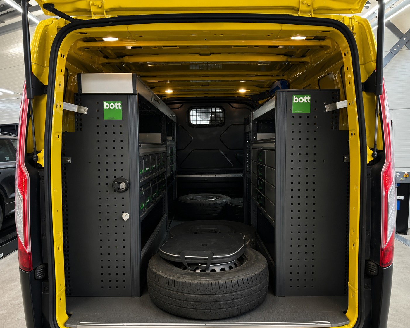 FORD Transit Custom Van 340 L2H1 Trend ( Lang Version / Mit Regale )-image-5