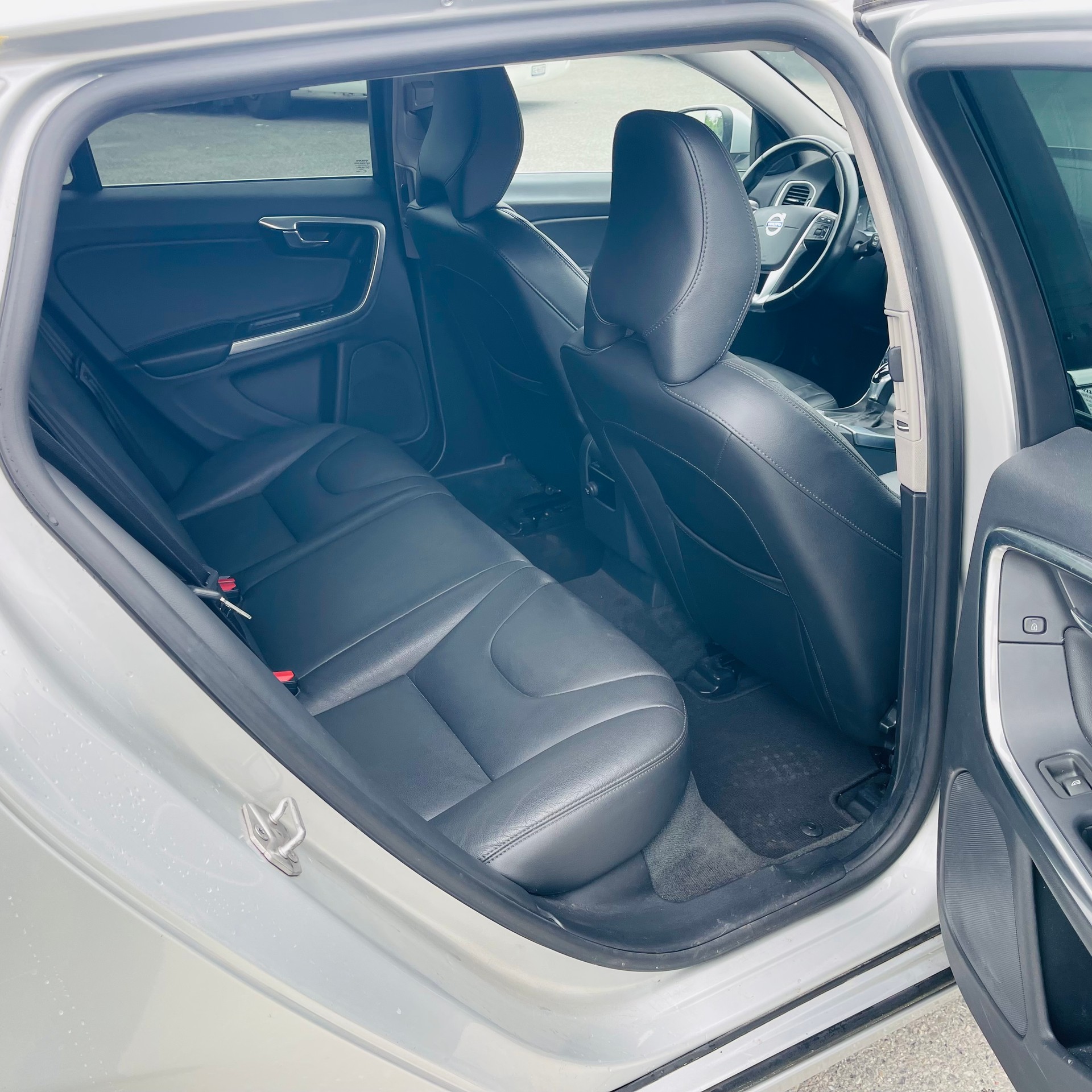 VOLVO V60 D5 AWD Momentum Geartronic-image-11