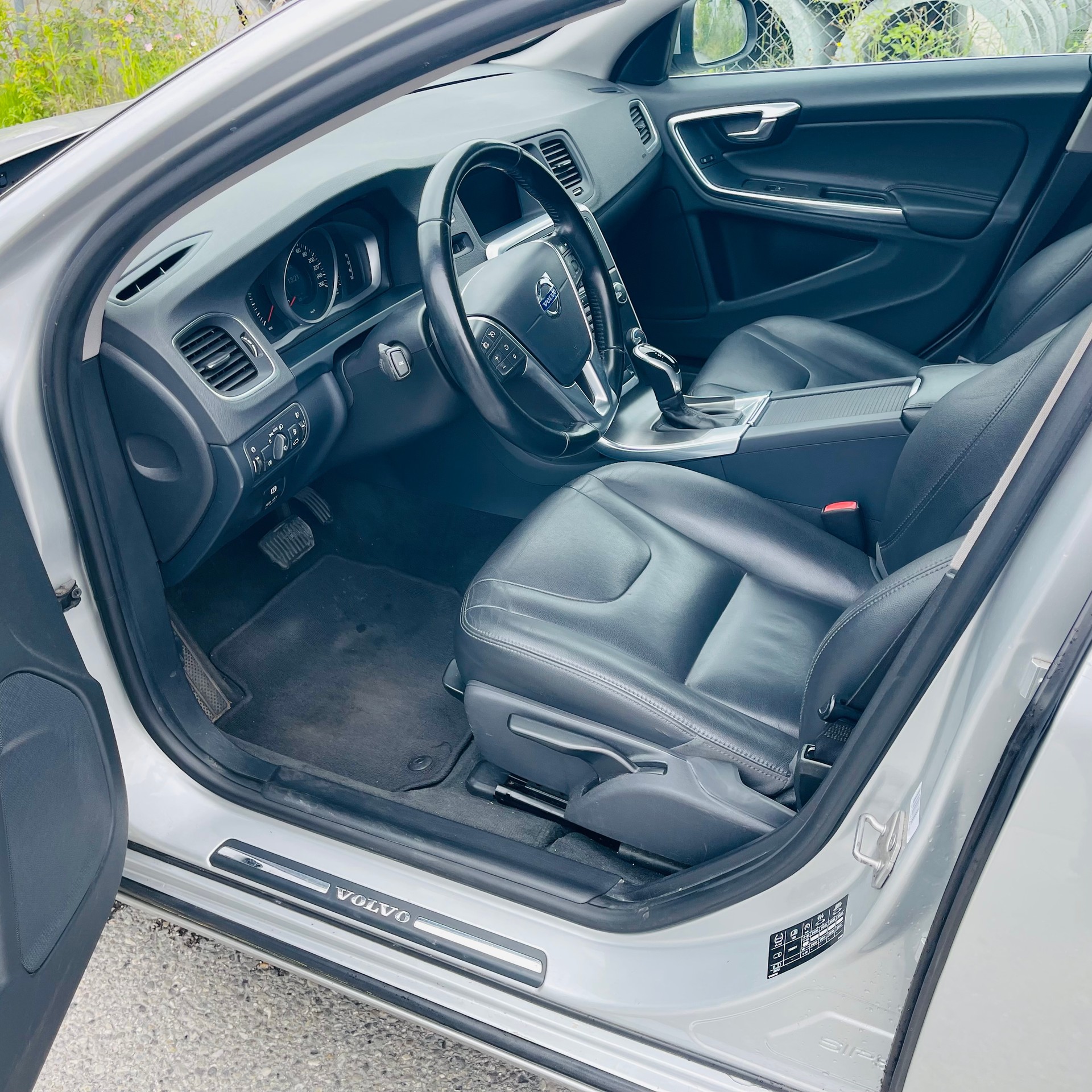 VOLVO V60 D5 AWD Momentum Geartronic-image-8