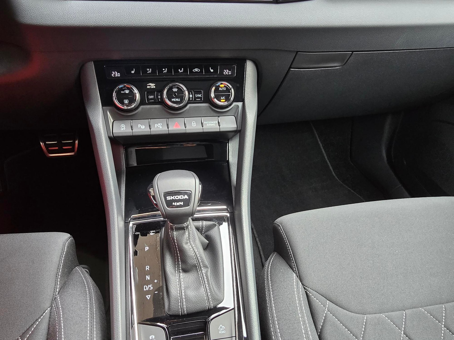 SKODA Karoq 2.0 TSI SportLine 4x4 DSG-image-13