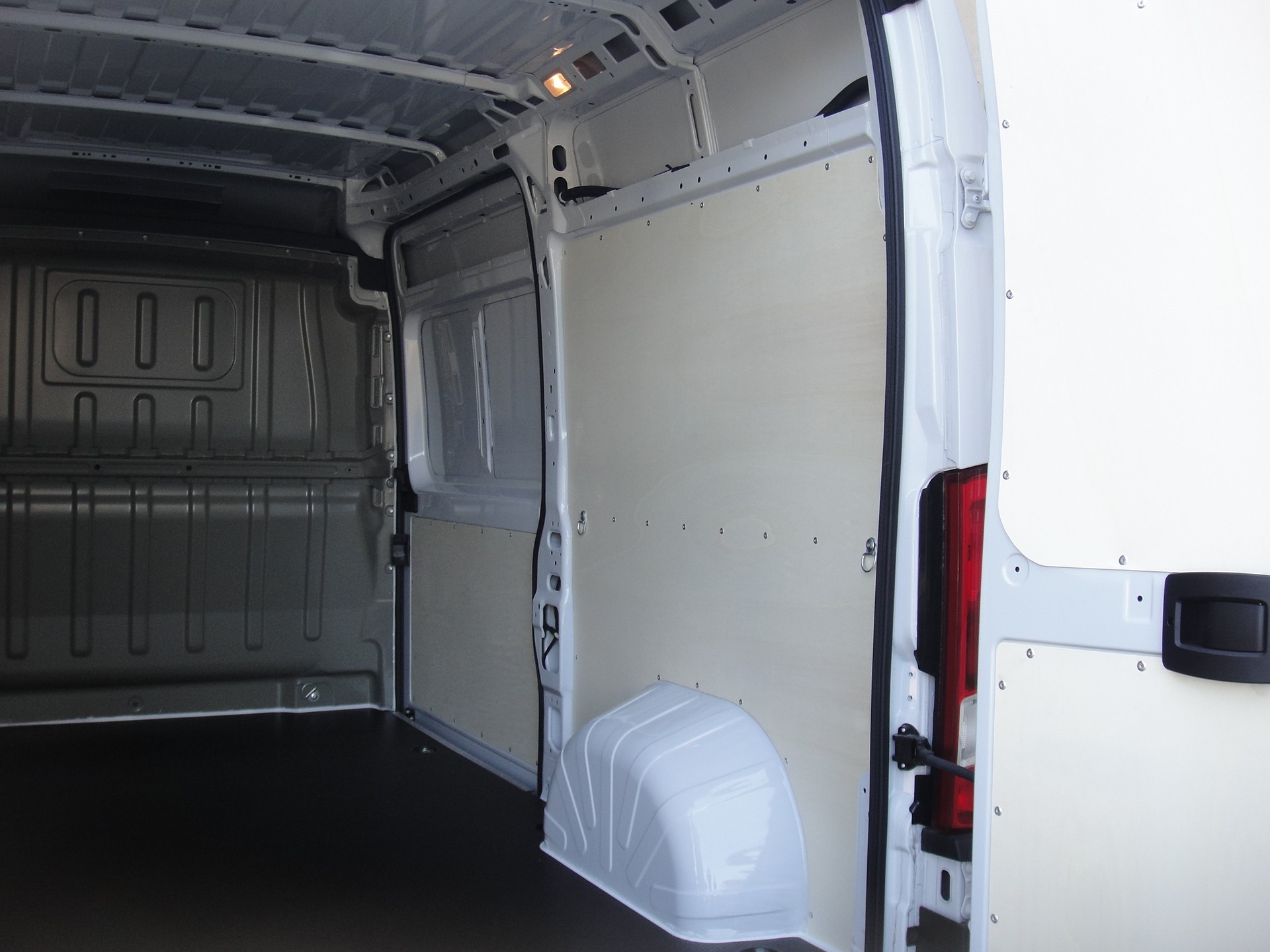 CITROEN Jumper 35 2.2 BlueHDi 140 L2H2-image-3