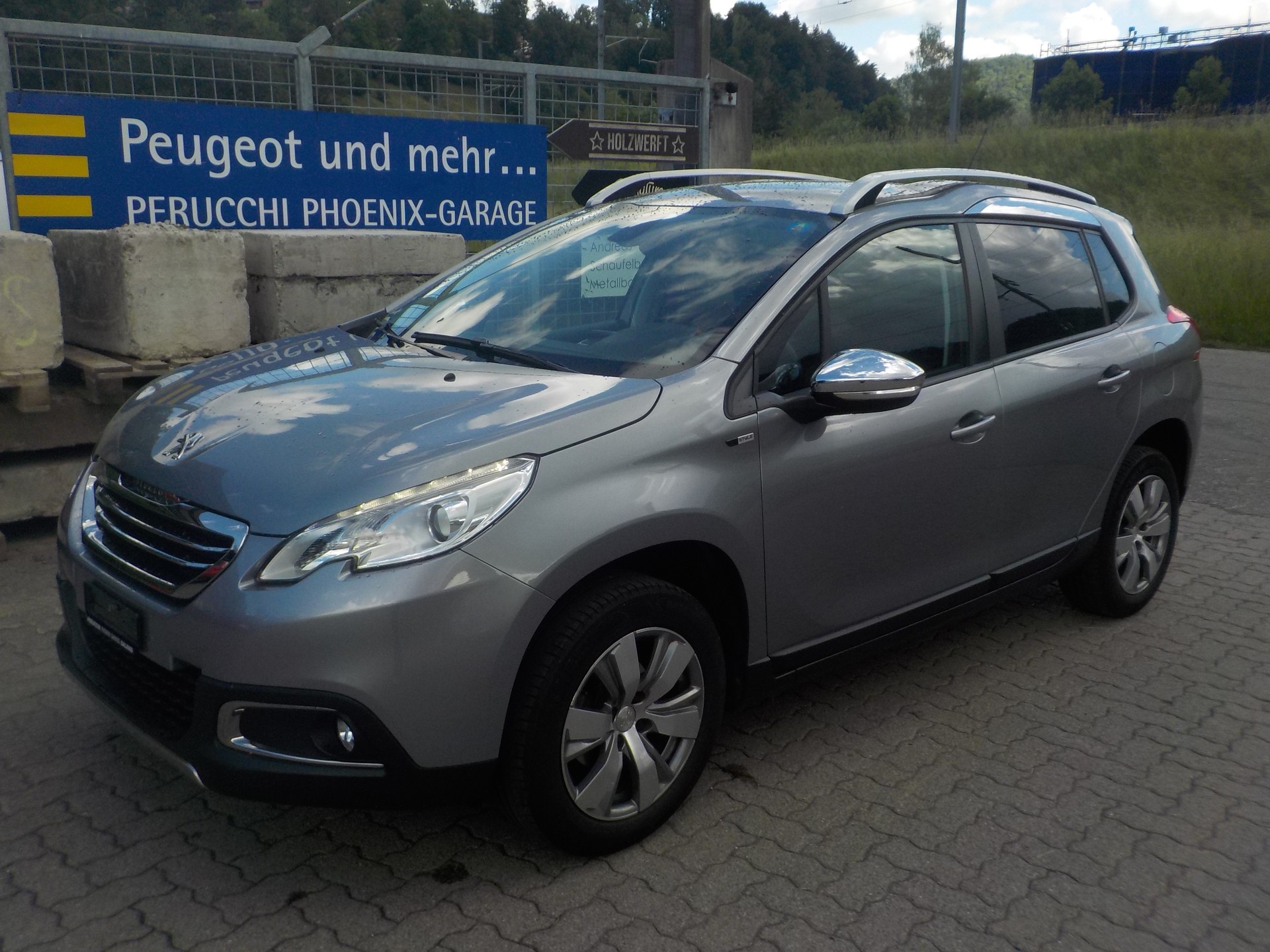 PEUGEOT 2008 1.2 VTI Style-image-0