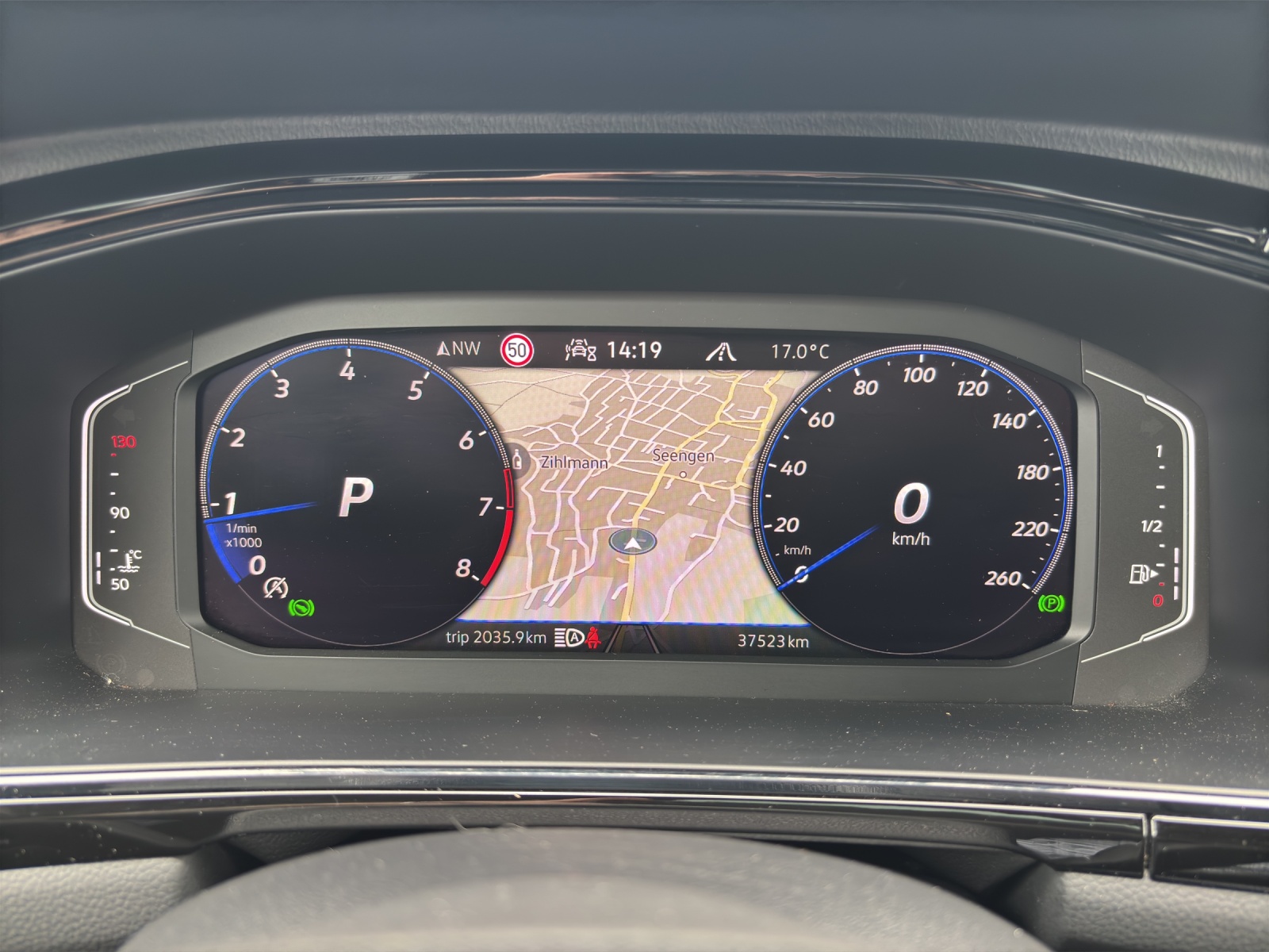 VW New T-Roc 2.0 TSI R-Line DSG 4Motion mit AHK, Standheizung, Panorama-Ausstell-/Schiebedach & fortl. Werksgarantie-image-16