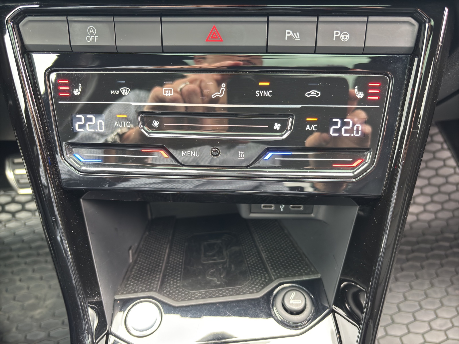 VW New T-Roc 2.0 TSI R-Line DSG 4Motion mit AHK, Standheizung, Panorama-Ausstell-/Schiebedach & fortl. Werksgarantie-image-17