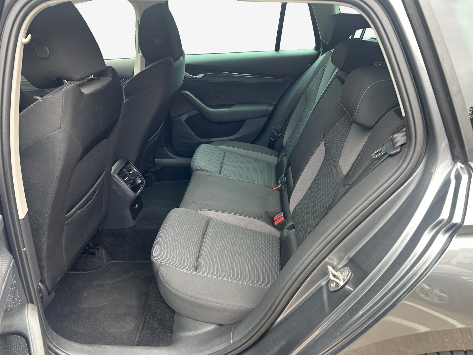 SKODA Octavia Combi 1.5 TSI mHEV DSG Dynamic-image-11