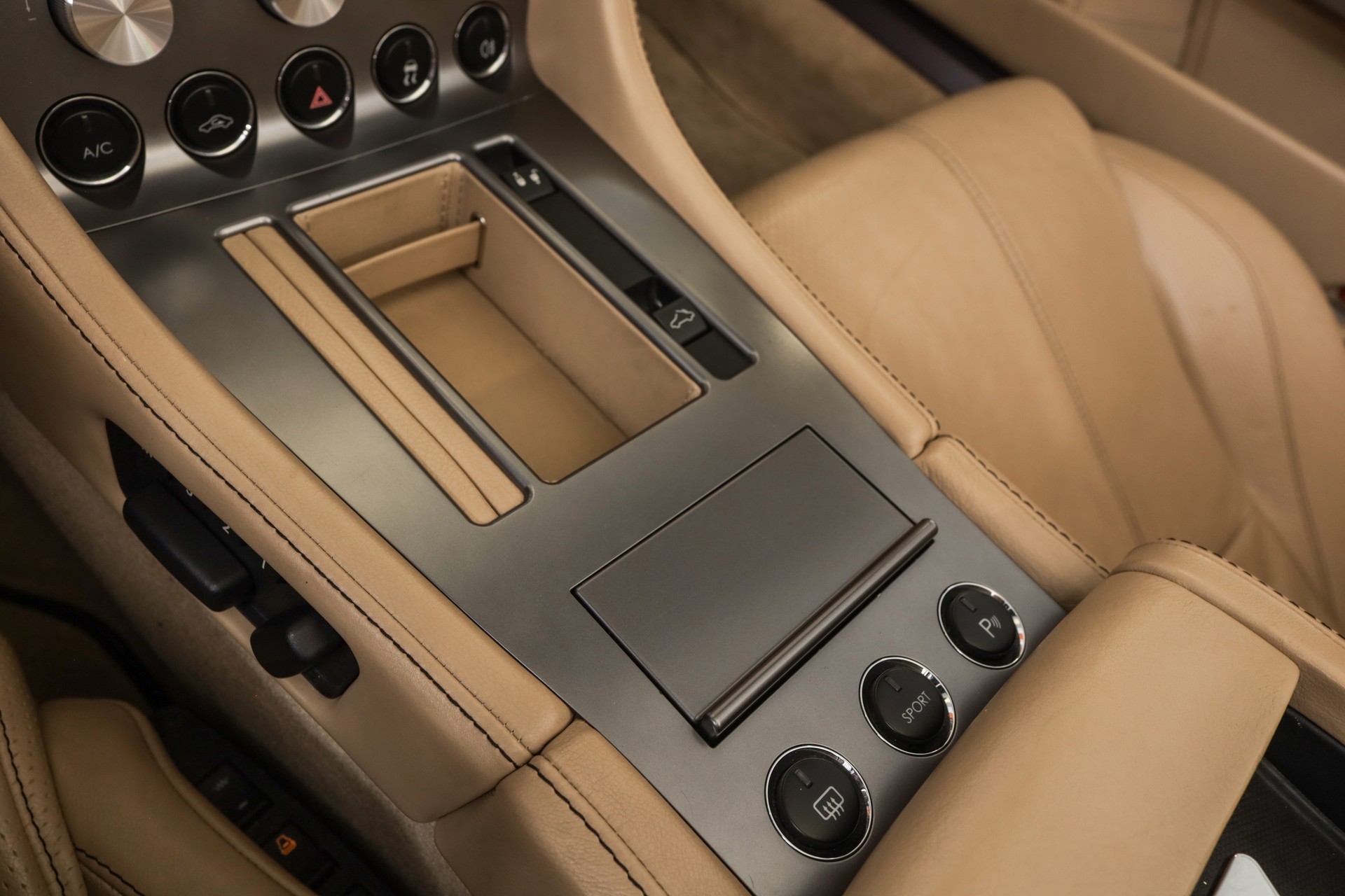 ASTON MARTIN DB9 Volante Touchtronic 2-image-19