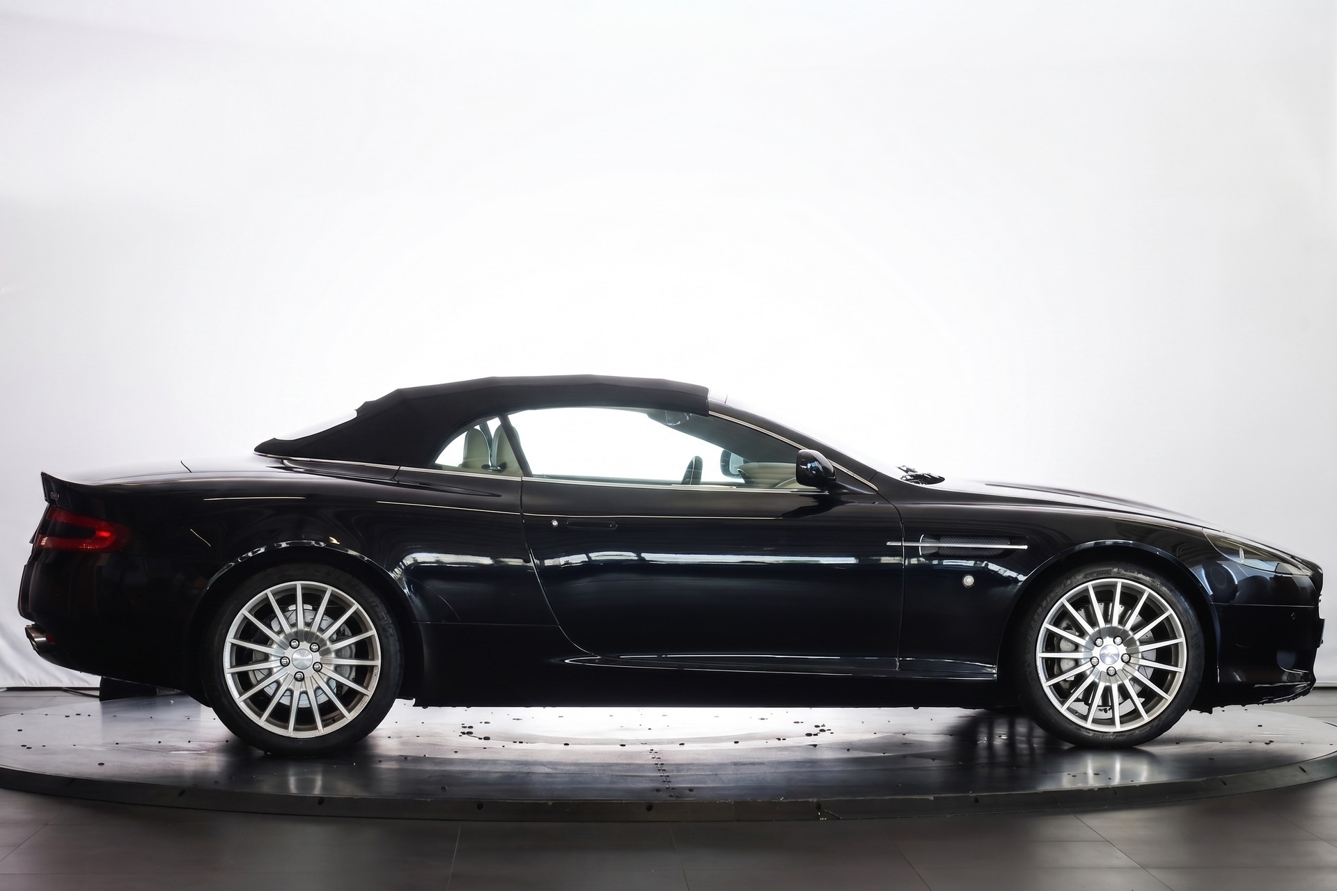 ASTON MARTIN DB9 Volante Touchtronic 2-image-4