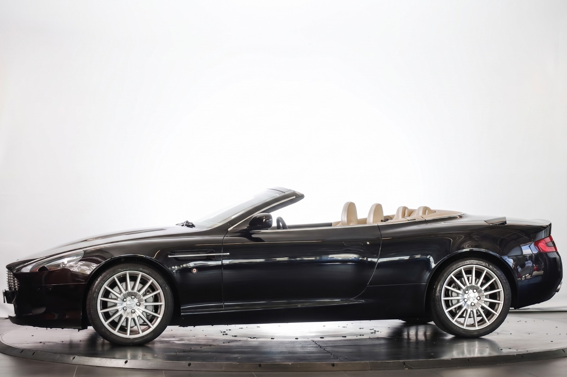 ASTON MARTIN DB9 Volante Touchtronic 2-image-5