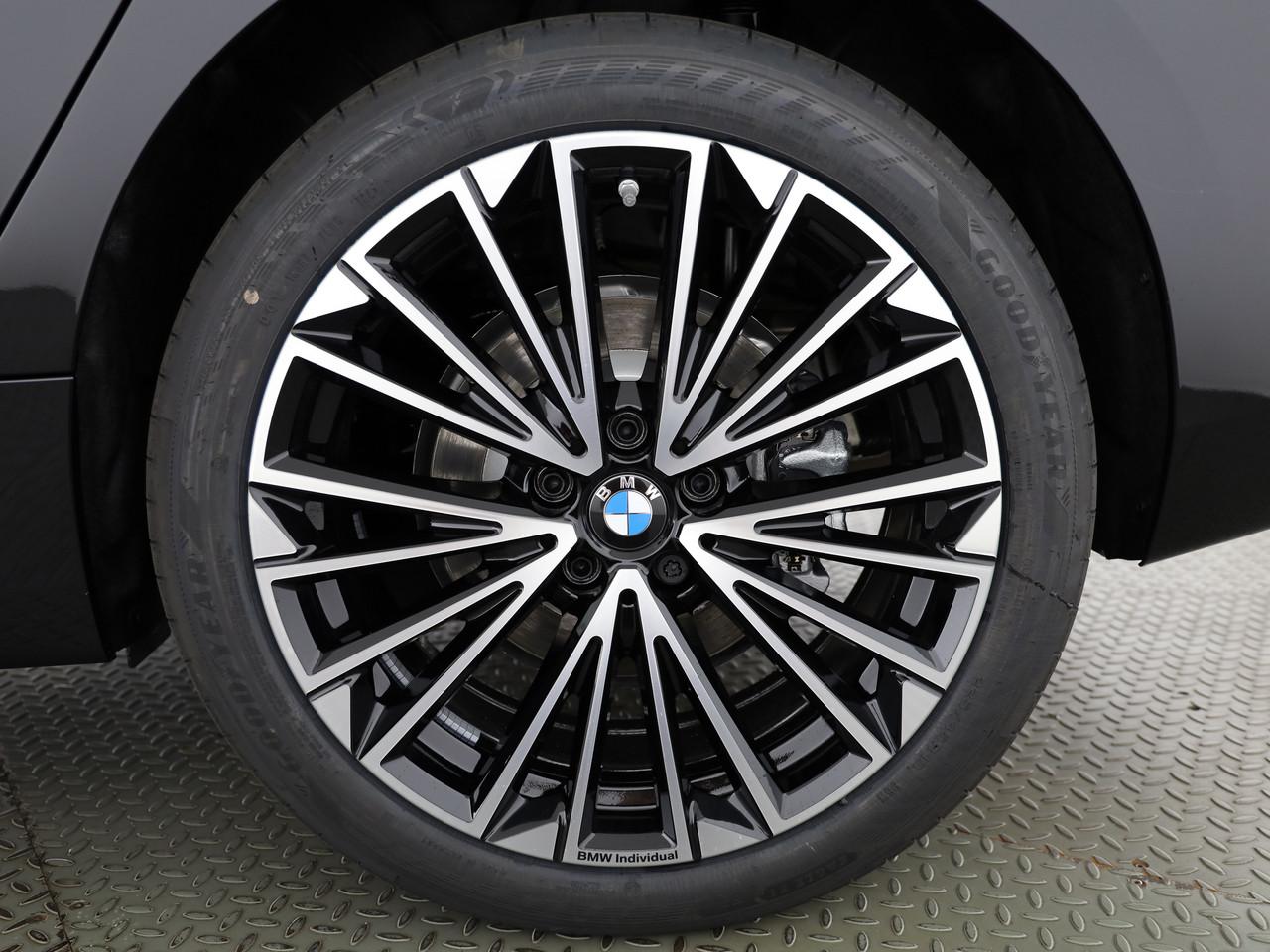 BMW 230e xDrive paddles Active Tourer-image-8