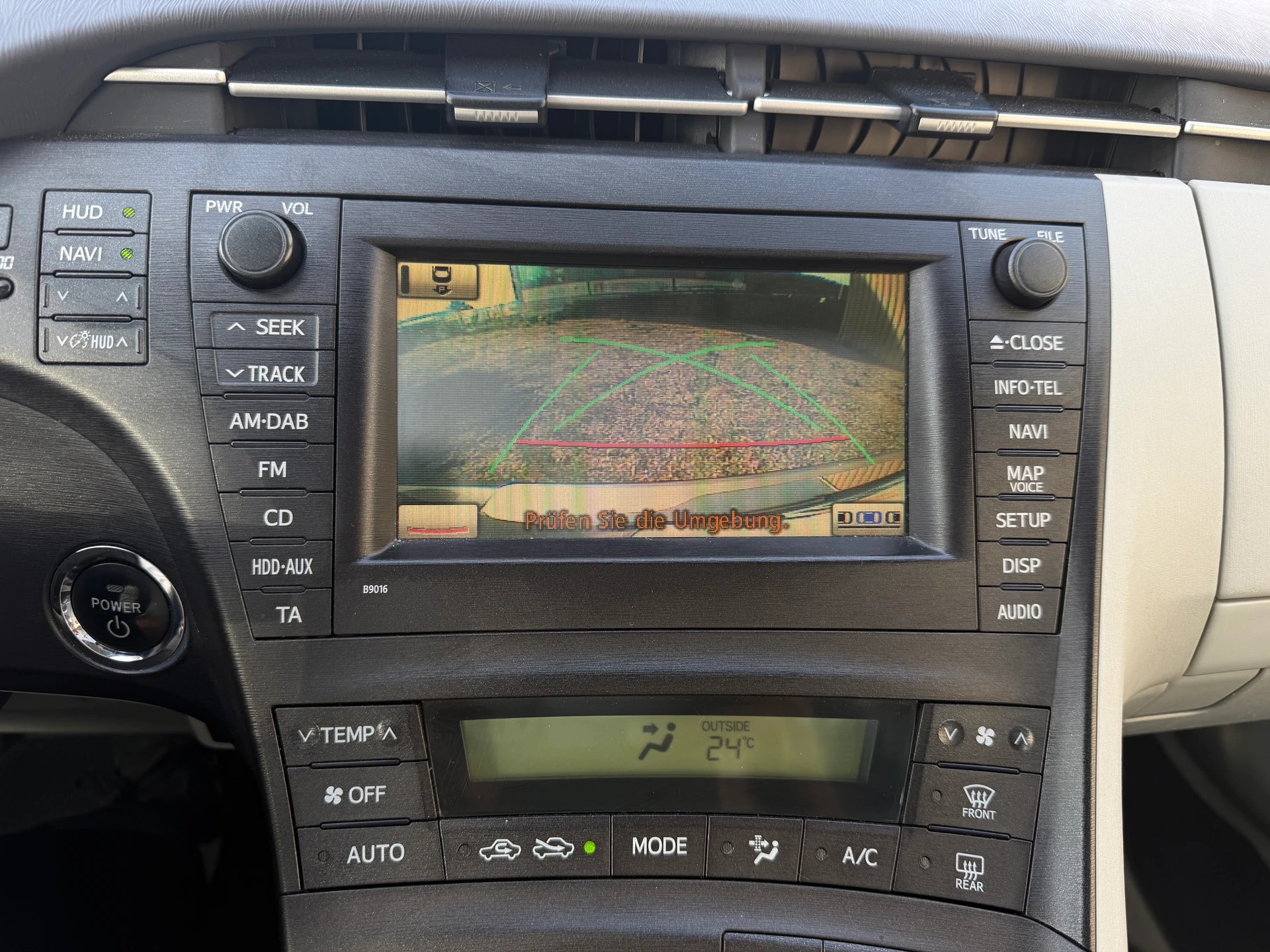 TOYOTA Prius 1.8 16V HSD Sol Premium | Frisch MFK | Leder | Solar Schiebedach-image-16