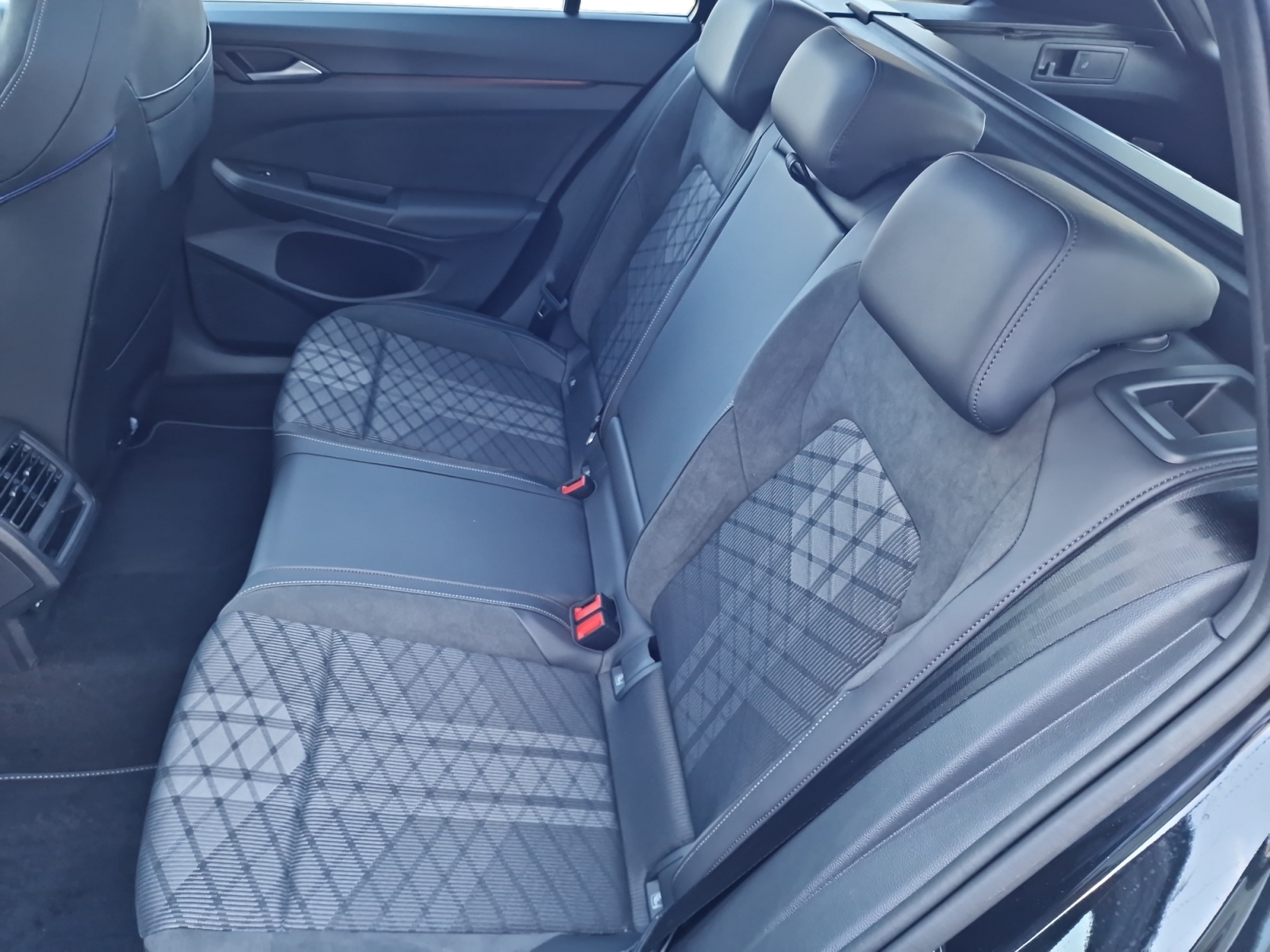 VW Golf Variant 1.5 eTSI R-Line DSG Panorama AHK-image-20