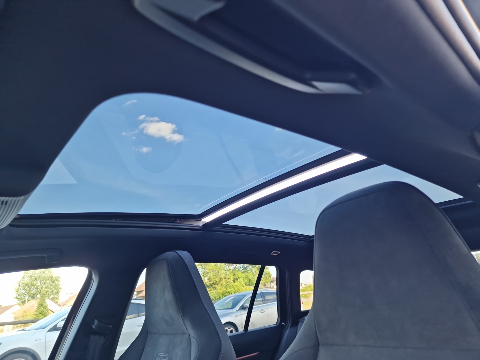 VW Golf Variant 1.5 eTSI R-Line DSG Panorama AHK-image-11