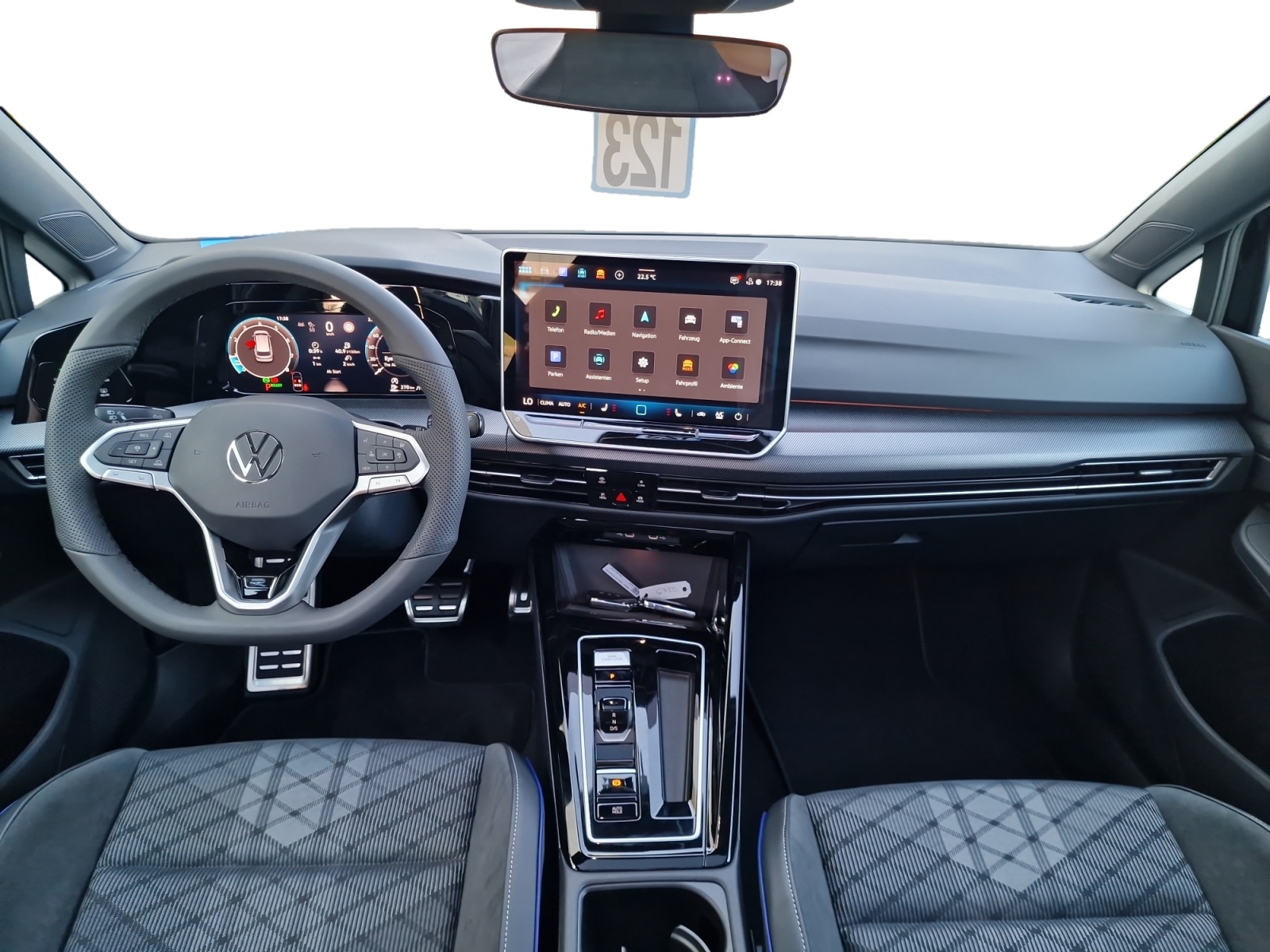VW Golf Variant 1.5 eTSI R-Line DSG Panorama AHK-image-19