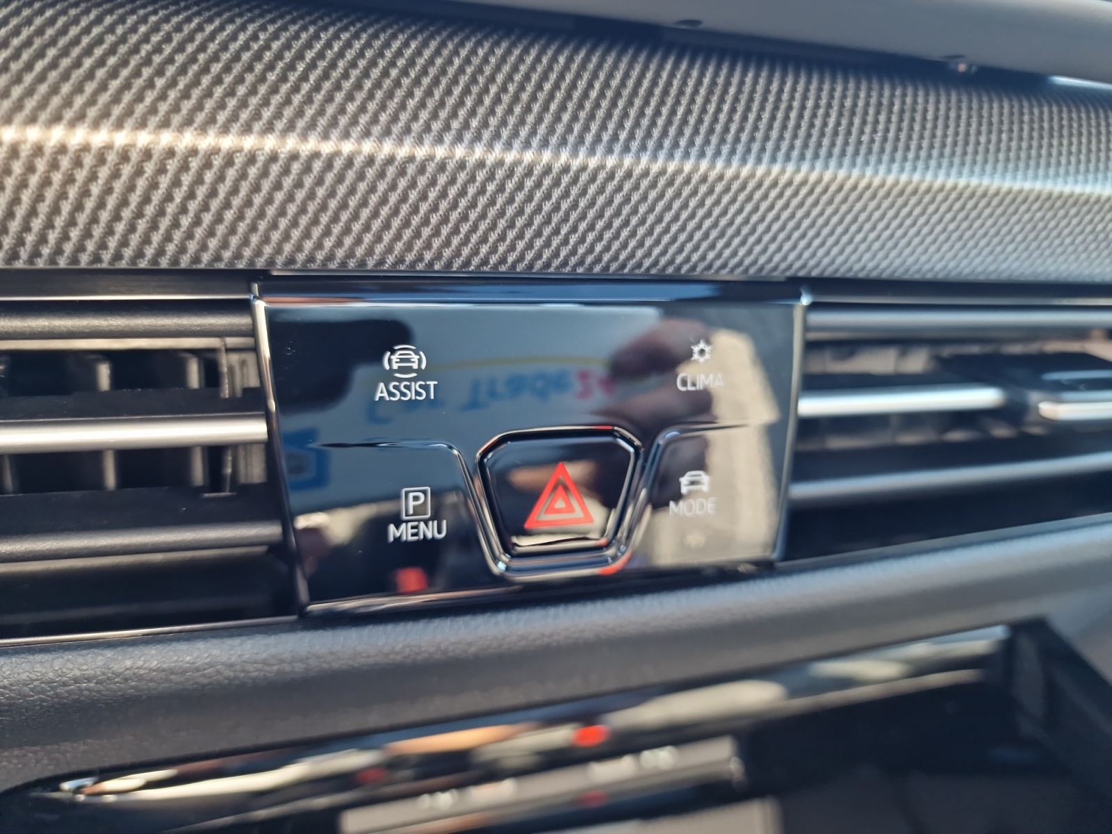 VW Golf Variant 1.5 eTSI R-Line DSG Panorama AHK-image-17