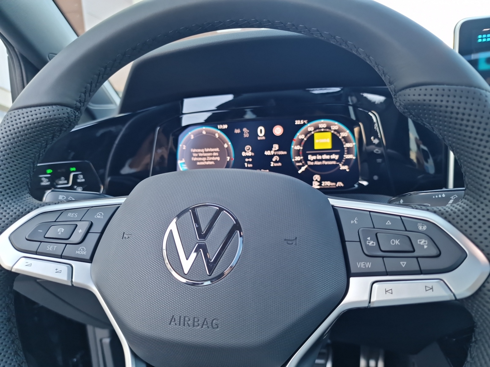 VW Golf Variant 1.5 eTSI R-Line DSG Panorama AHK-image-14