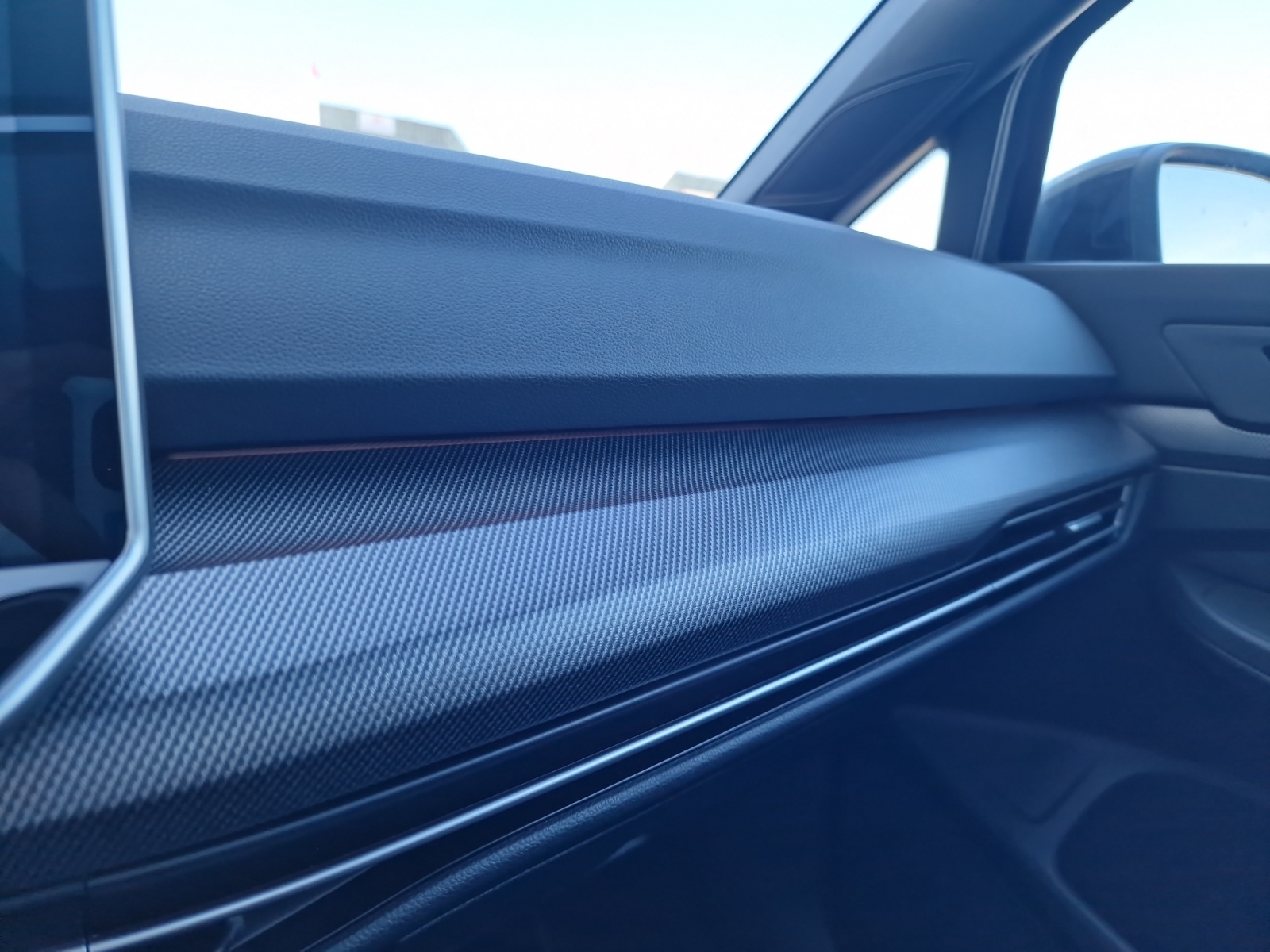 VW Golf Variant 1.5 eTSI R-Line DSG Panorama AHK-image-18