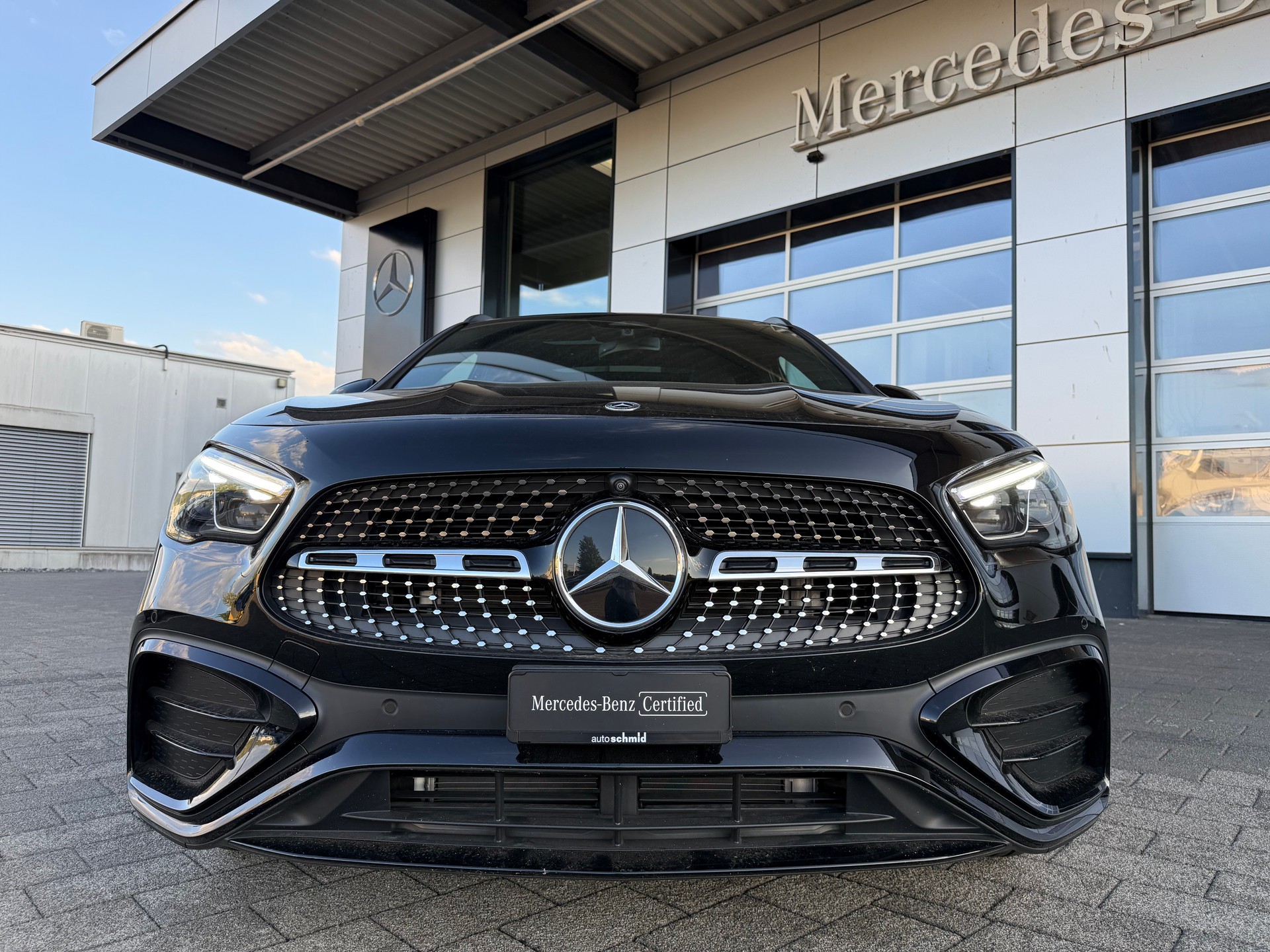 MERCEDES-BENZ GLA 250 AMG Line 4Matic 8G-DCT Swiss Star-image-2