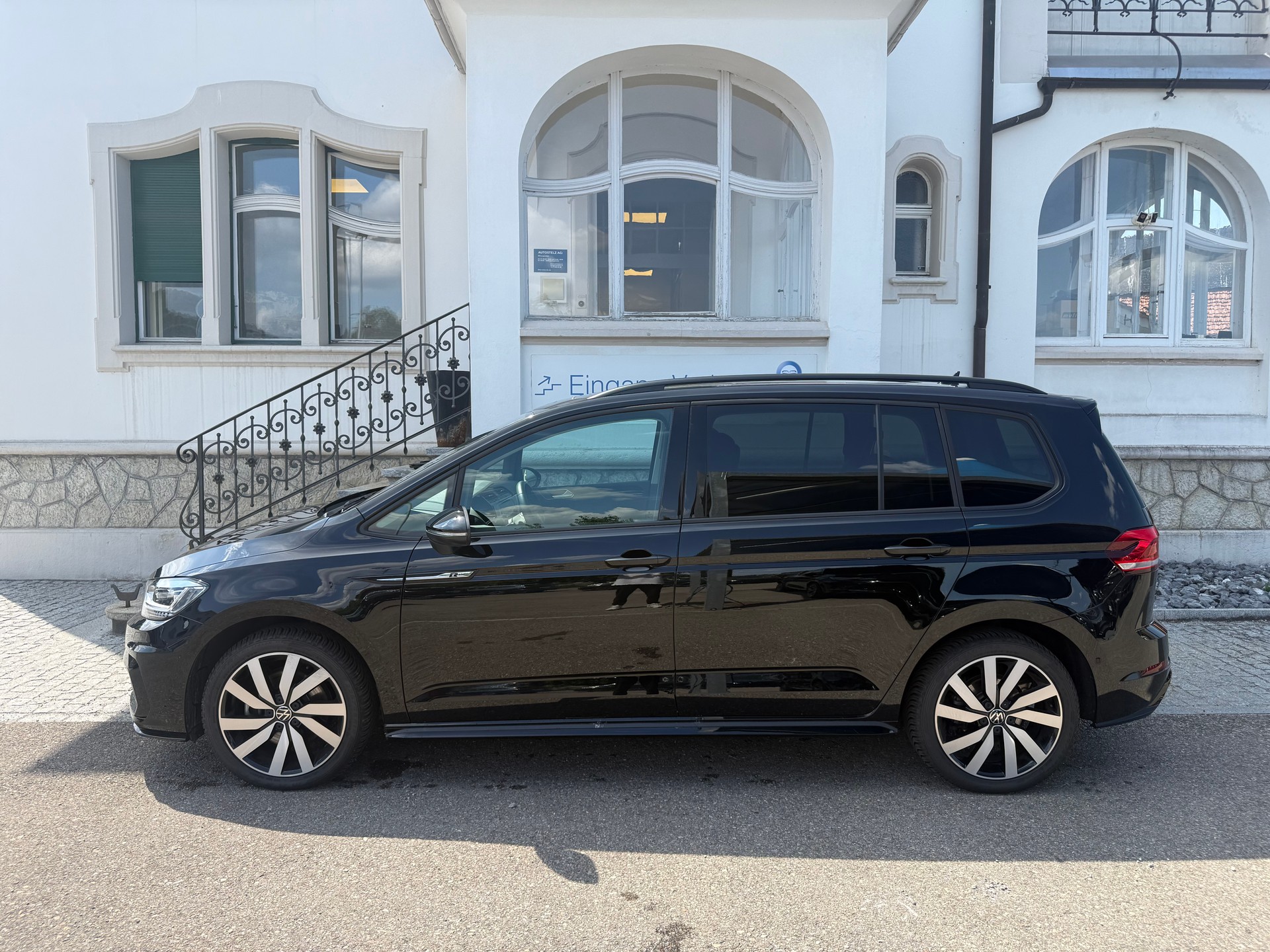 VW Touran 1.5 TSI Highline DSG R-LINE BLACK UND STYL / 48 MONATE WERK GARANTIE-showroom-element-3