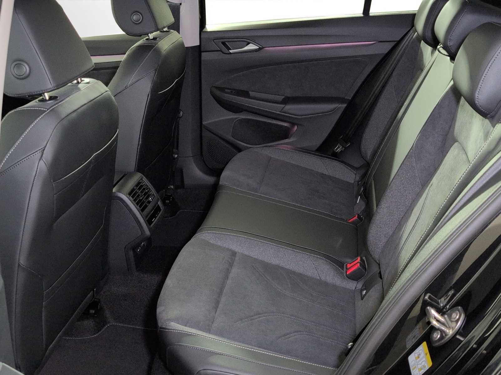 VW Golf 1.5 TSI PHEV Style-image-7