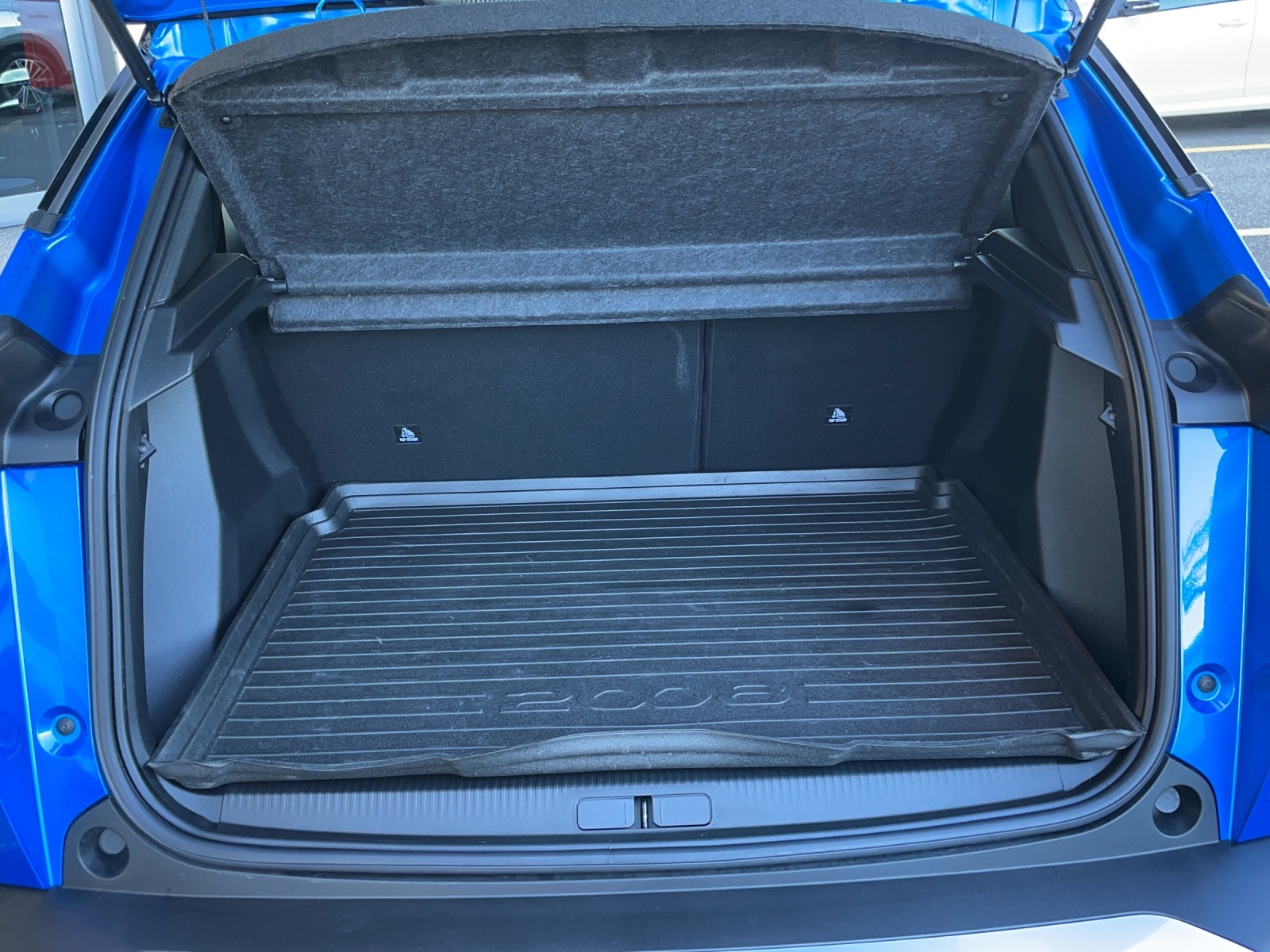 PEUGEOT 2008 e-GT-image-11