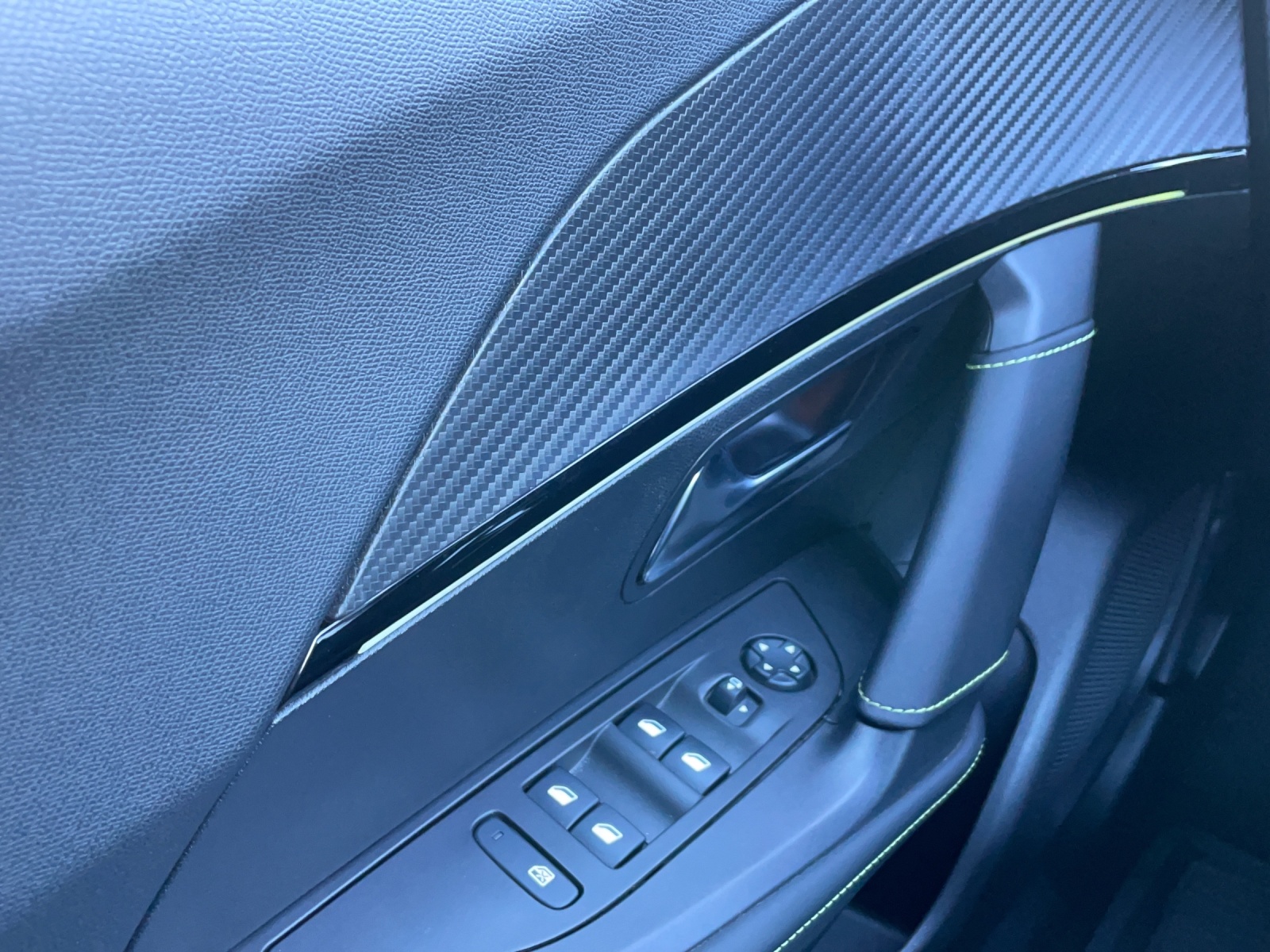 PEUGEOT 2008 e-GT-image-9