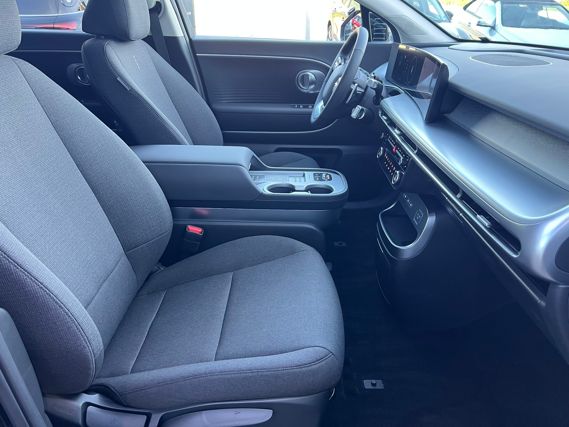 HYUNDAI Ioniq 9 110kWh Amplia 4WD-image-6