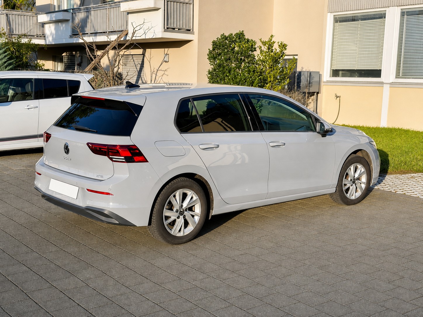VW 1.5 eTSI Life DSG-image-1