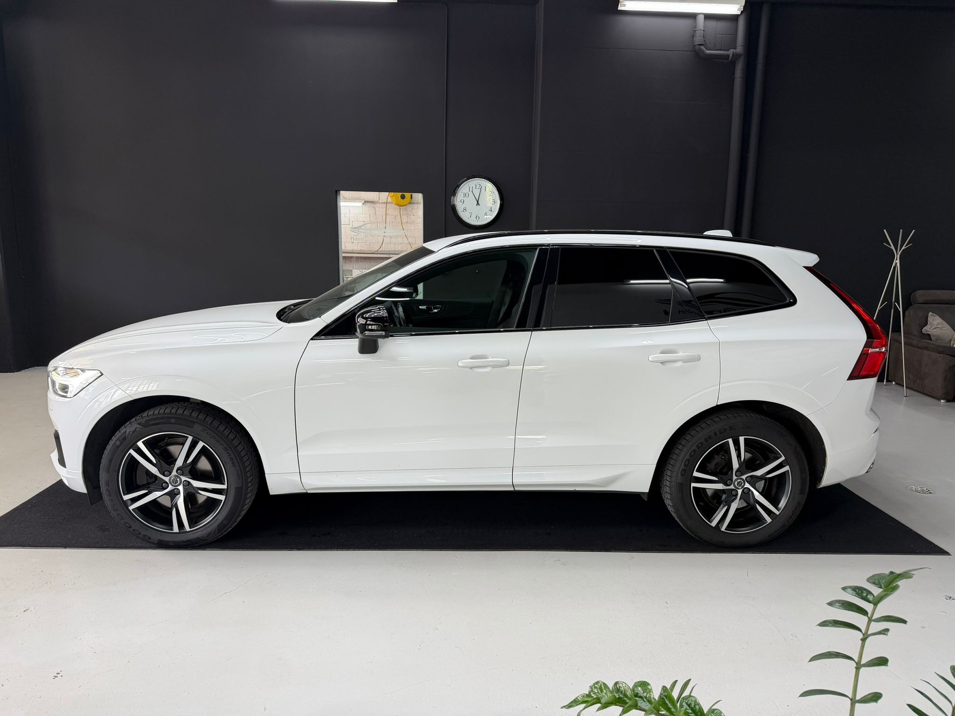 VOLVO XC60 D5 AWD R-Design Geartronic-image-3