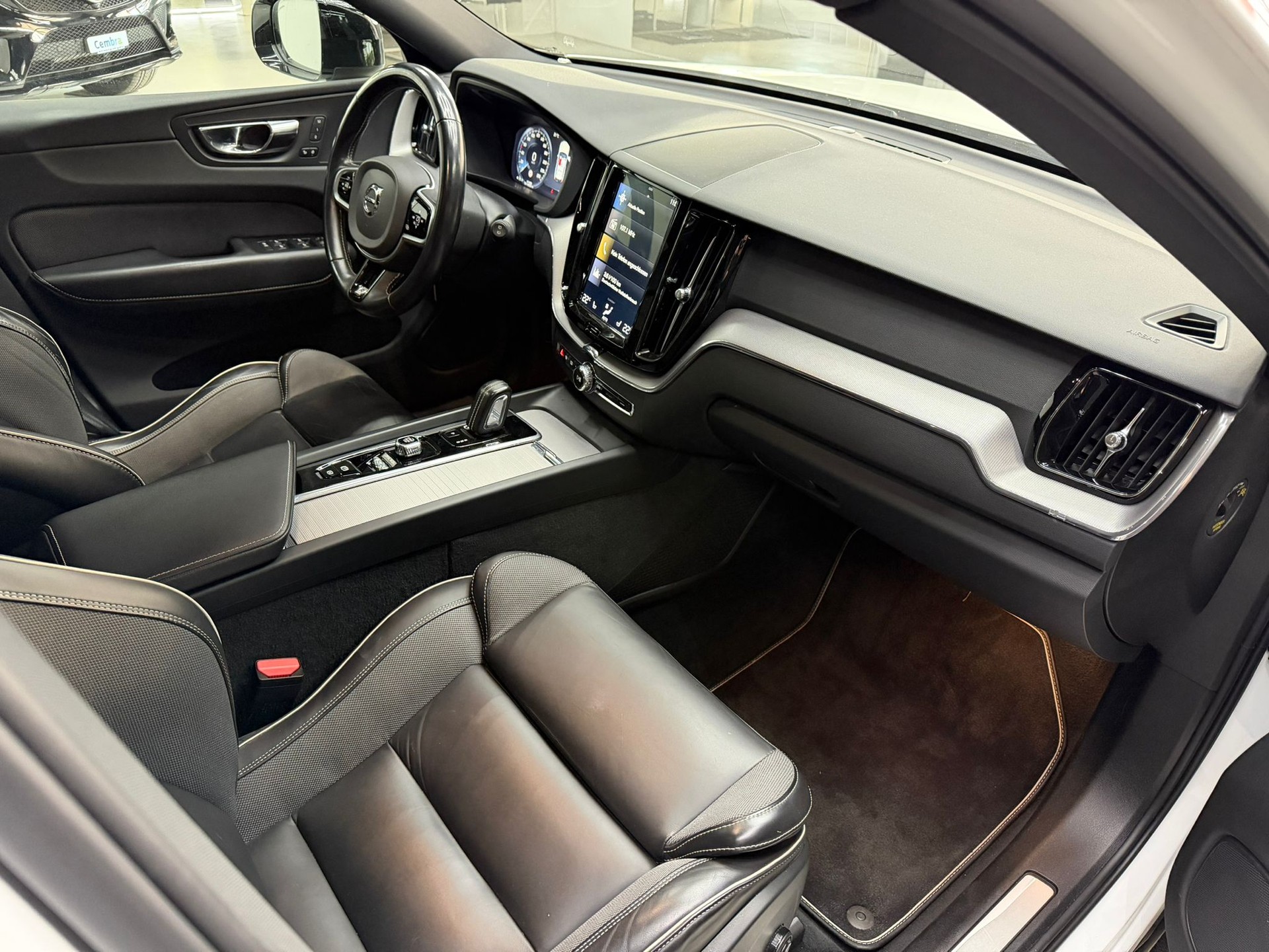 VOLVO XC60 D5 AWD R-Design Geartronic-image-6