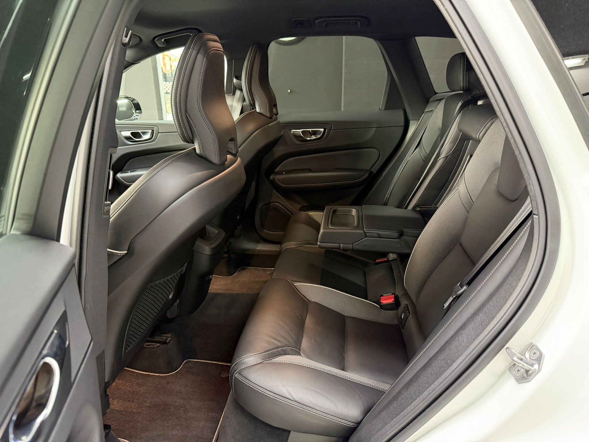 VOLVO XC60 D5 AWD R-Design Geartronic-image-10
