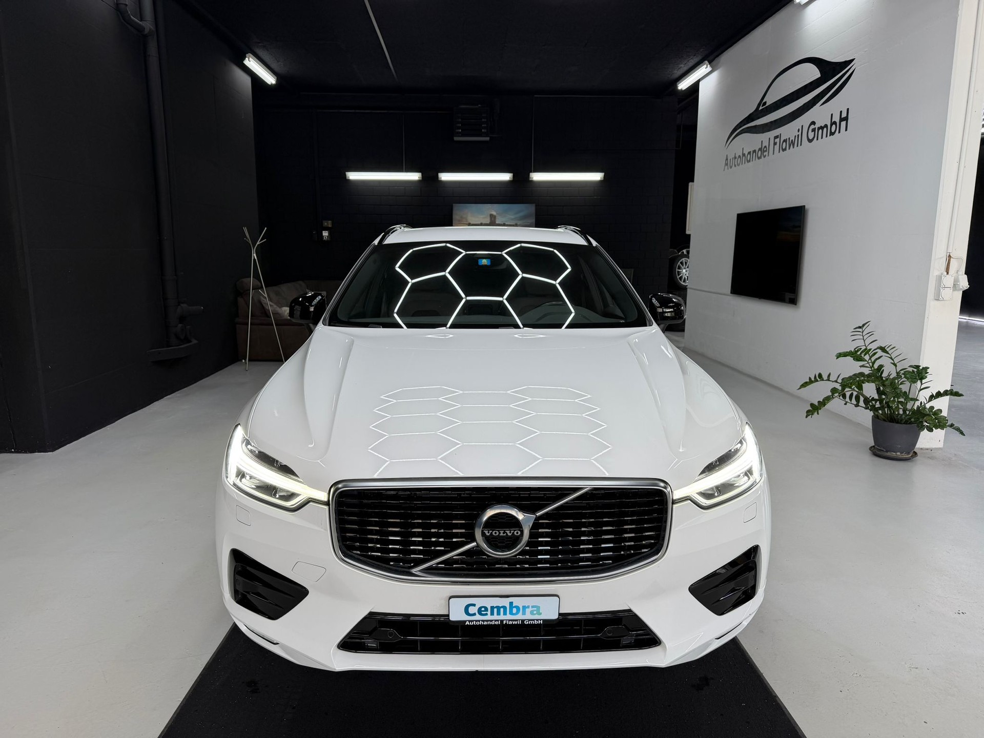 VOLVO XC60 D5 AWD R-Design Geartronic-image-1