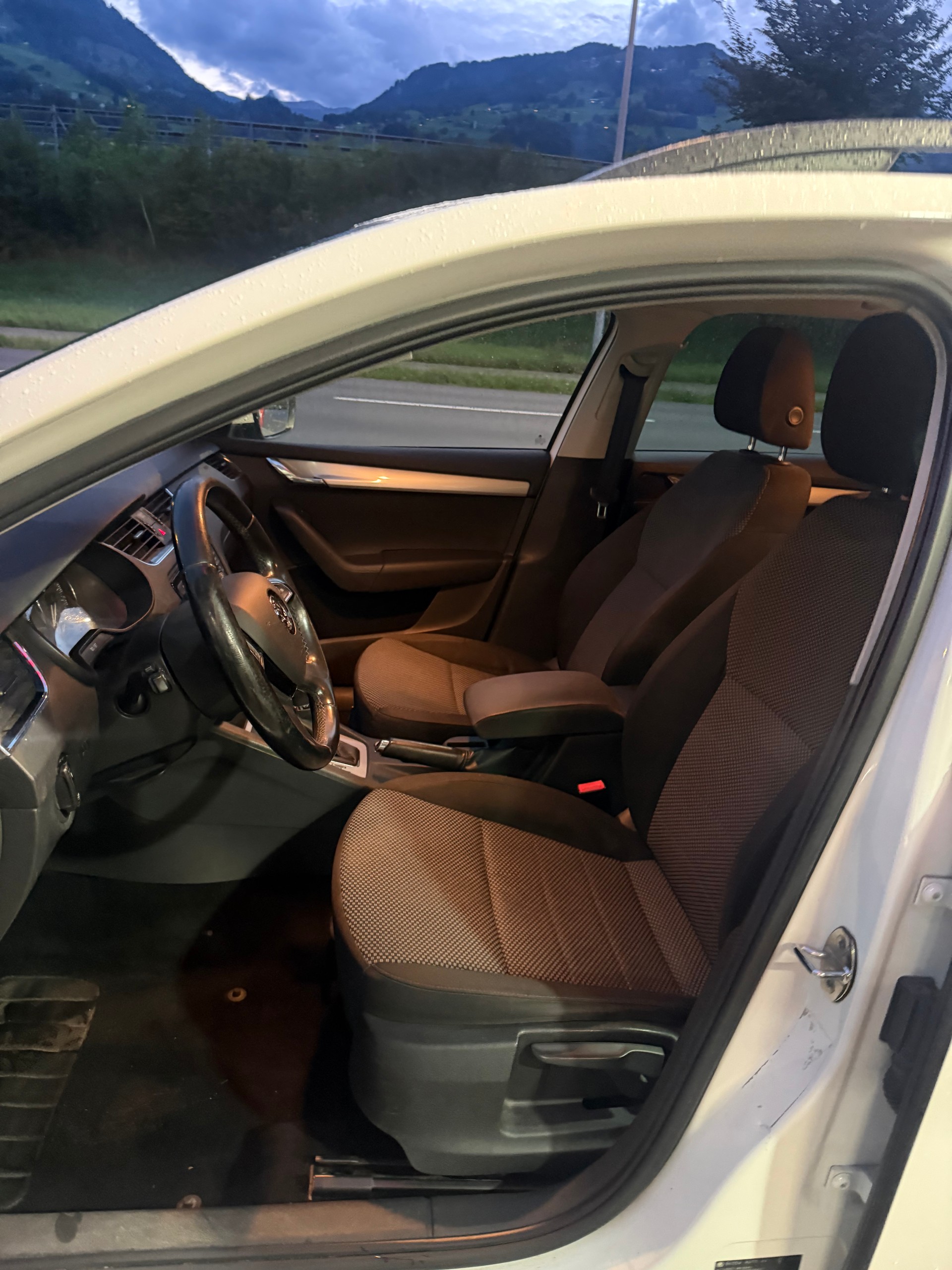 SKODA Octavia Combi 2.0 TDI Ambition DSG-image-8
