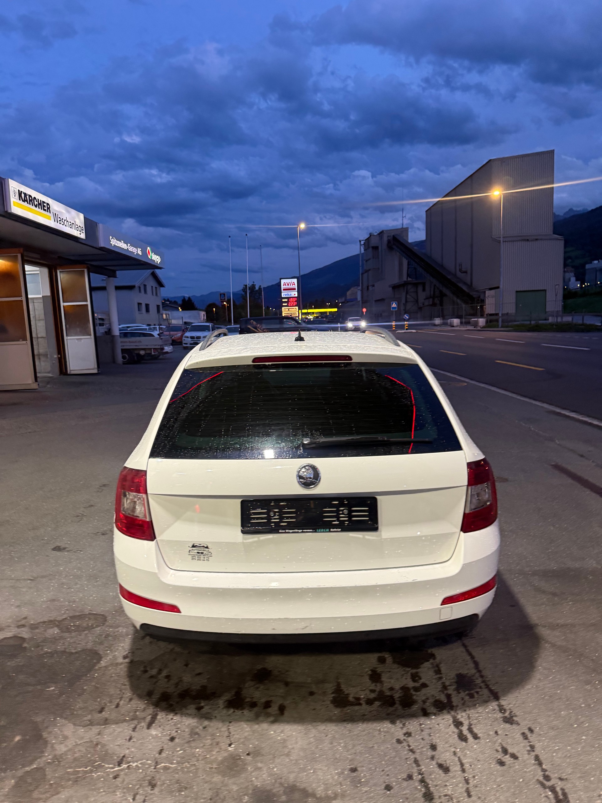 SKODA Octavia Combi 2.0 TDI Ambition DSG-image-13