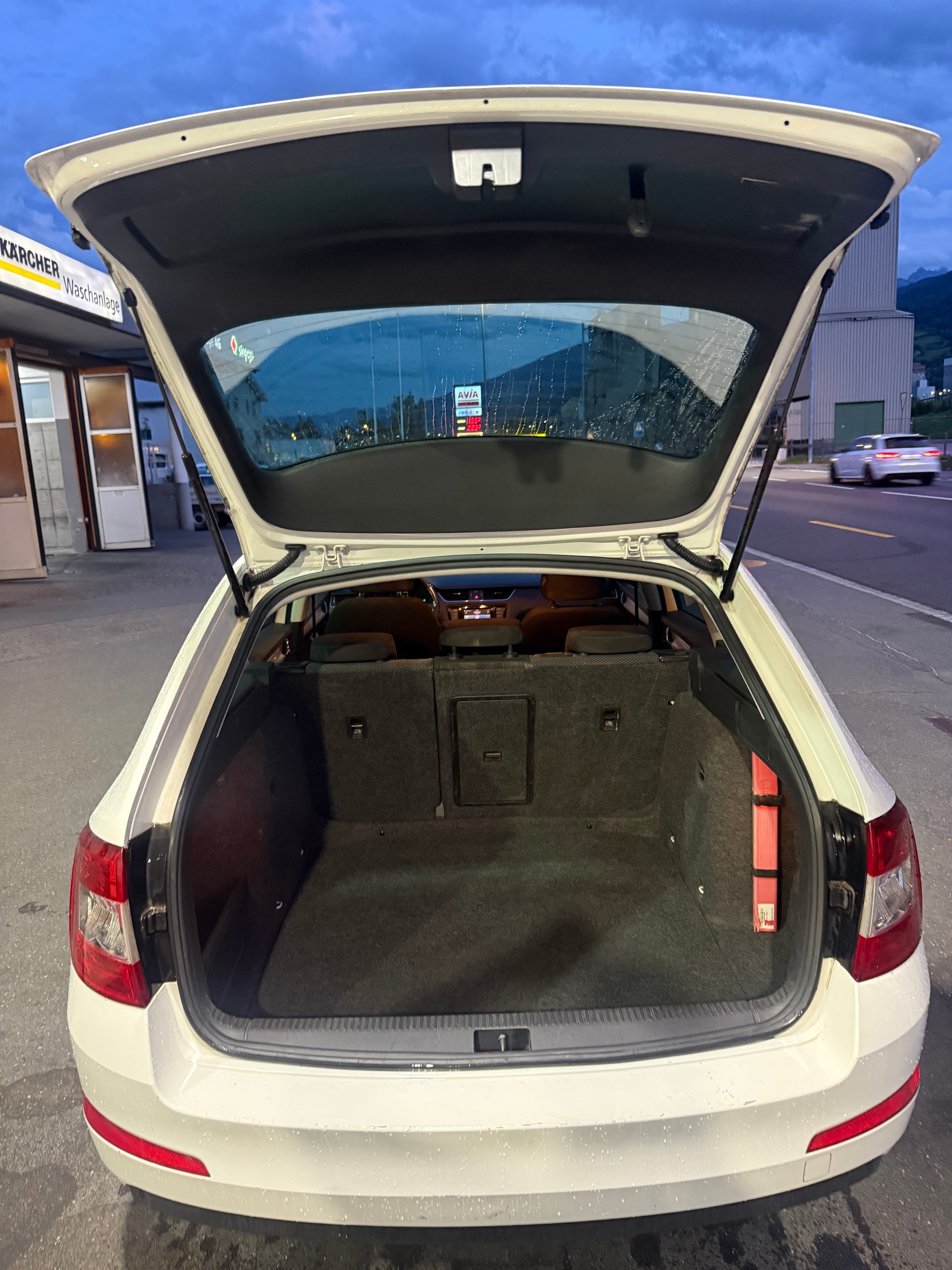 SKODA Octavia Combi 2.0 TDI Ambition DSG-image-14
