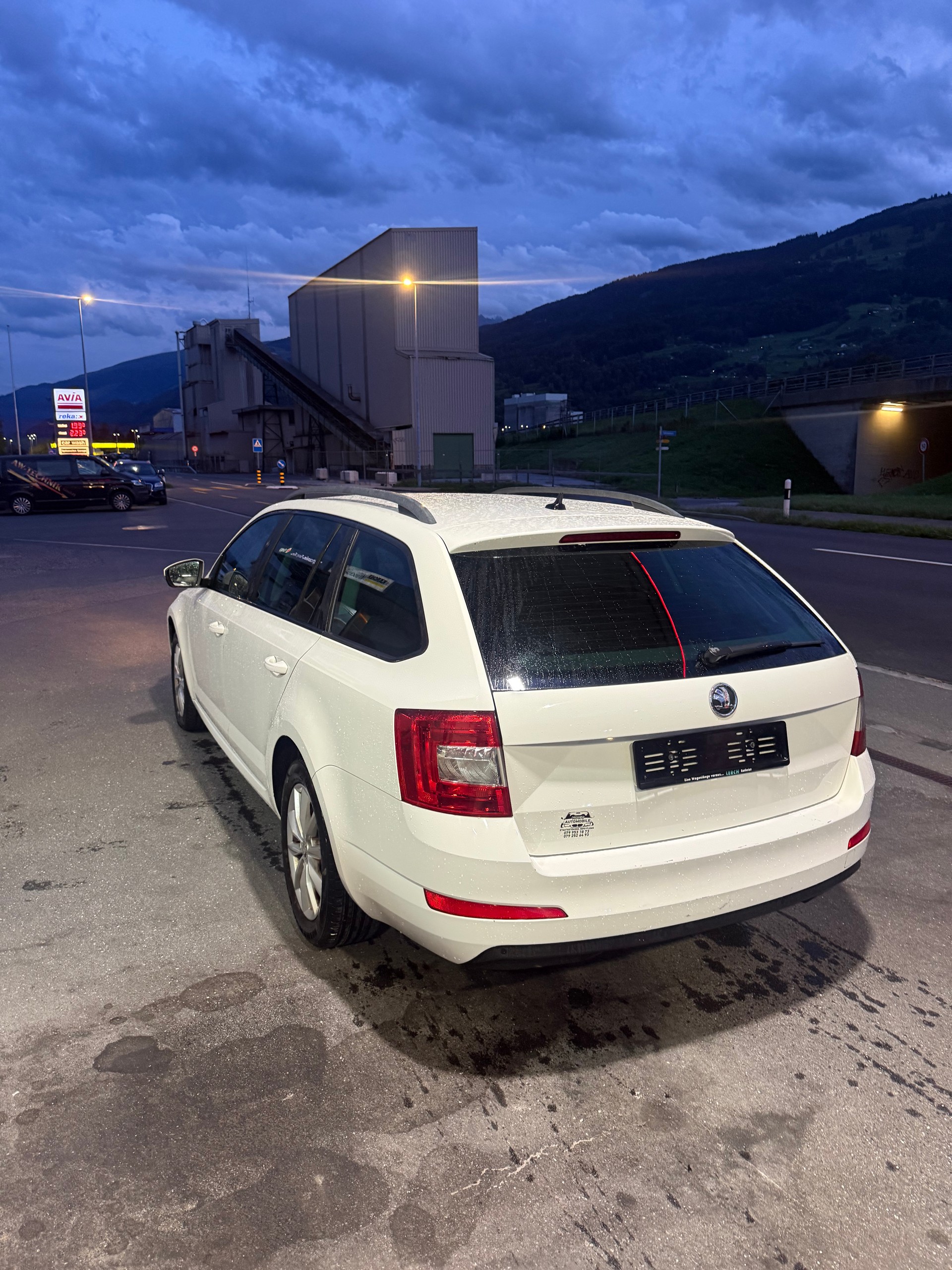 SKODA Octavia Combi 2.0 TDI Ambition DSG-image-12