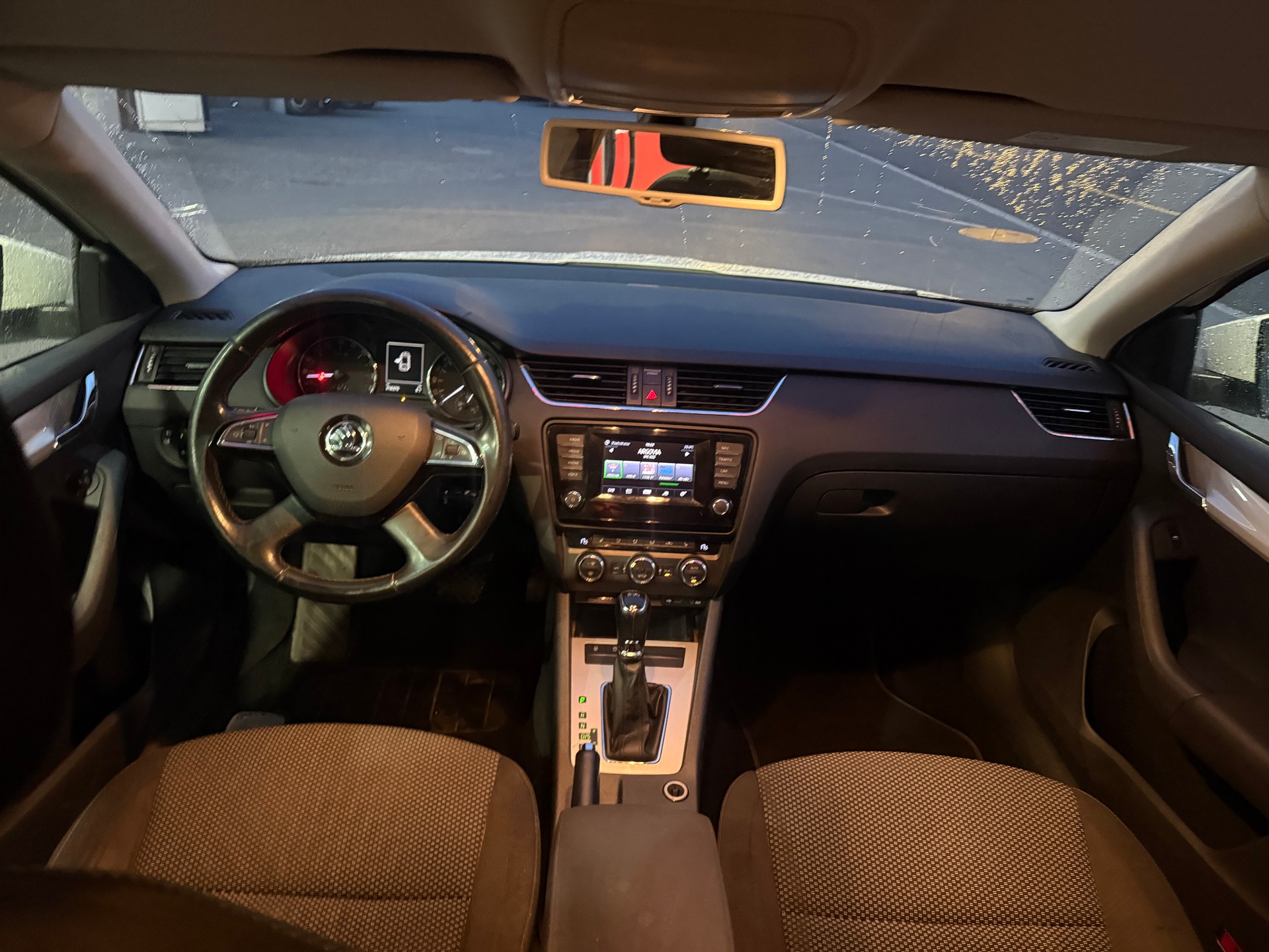 SKODA Octavia Combi 2.0 TDI Ambition DSG-image-9