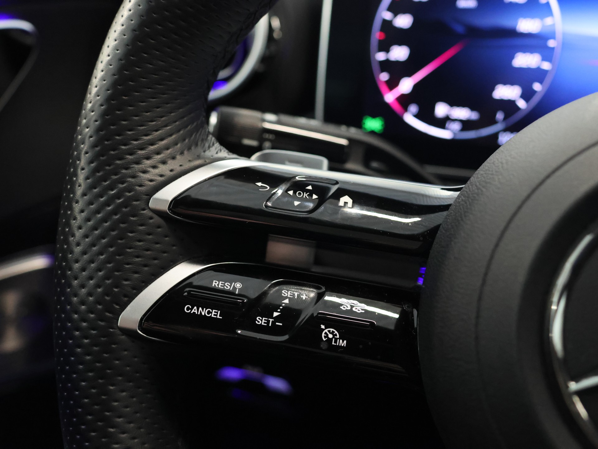 MERCEDES-BENZ C 300 4 Matic *AMG-LINE INTER-EXTERIEUR*-image-16