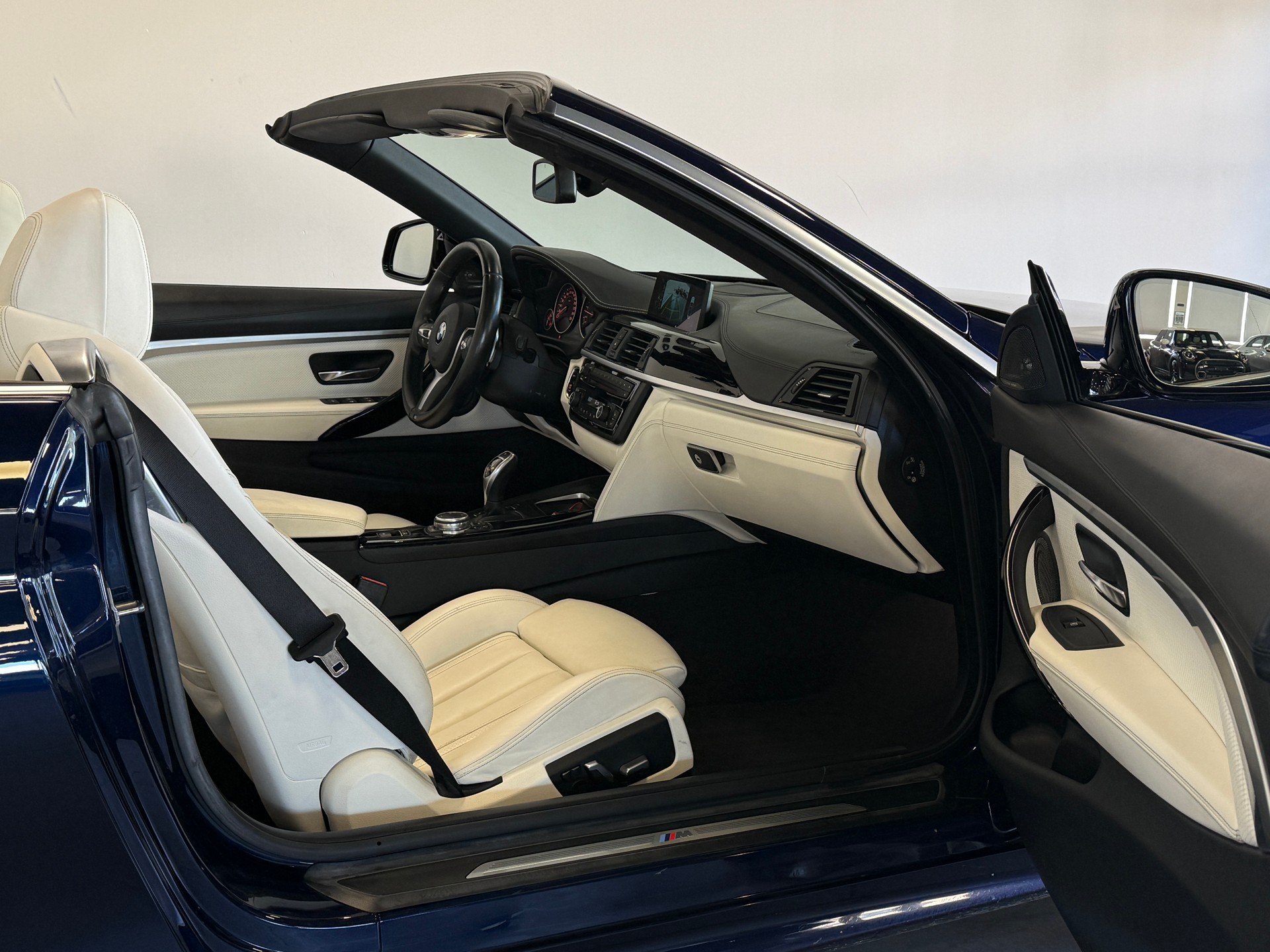 BMW 435i Cabriolet xDrive M Sport Steptronic *Individual*-image-8