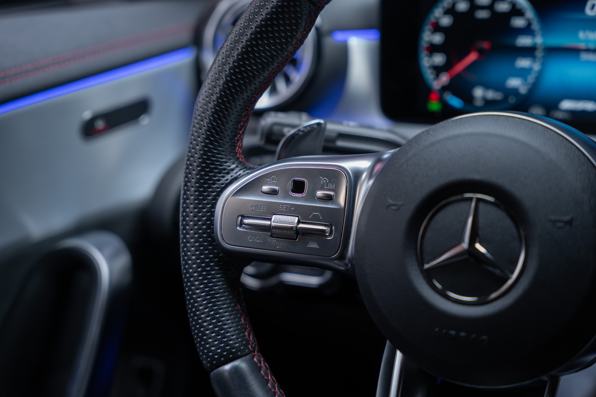 MERCEDES-BENZ CLA 35 AMG 4matic / 360°Kamera / Ambientebeleuchtung-image-27