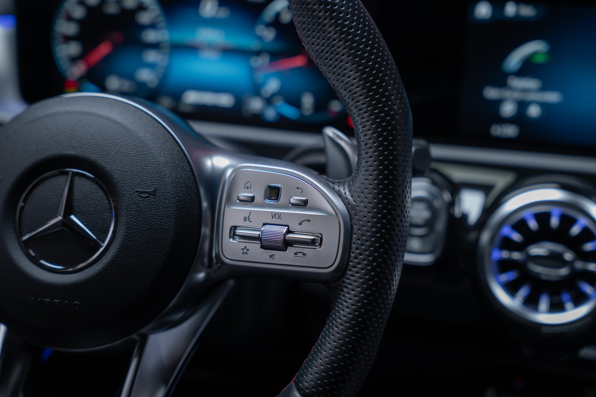 MERCEDES-BENZ CLA 35 AMG 4matic / 360°Kamera / Ambientebeleuchtung-image-28